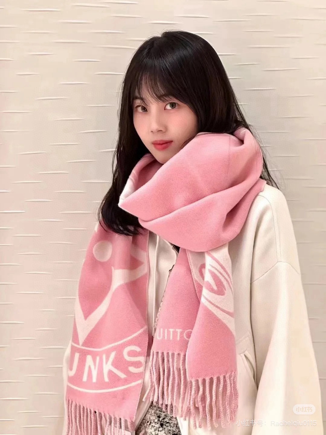 NO:186869,Lock And Keys scarf is made of warm plush blend knitted, depicting LV padlock and key patterns on one side, and it appears after reversing. Louis Vuitton Trunks round seal, traces back the brand box heritage with interesting brushstrokes. 45 x 215 cm (height x length) 60 wool, 40 cashmere Padlock and key patterns Louis Vuitton hard box and Monogram floral pattern Tassel trim high-version scarf, high-version scarf, louis vuitton, louis vuitton, louis vuitton, louis vuitton19860909Lock And Keys 围巾取材舒暖毛绒混纺针织,一面描绘 LV 挂锁和钥匙图案,反转即现 Louis Vuitton Trunks 圆章,以妙趣笔触回溯品牌制箱传承. 45 x 215 厘米 (高 x 长度) 60 绵羊毛,40 山羊绒 挂锁和钥匙图案 路易威登硬箱和 Monogram 花卉图案 流苏饰边高版本围巾,高版本围巾,louis vuitton,louis vuitton,louis vuitton,scarf