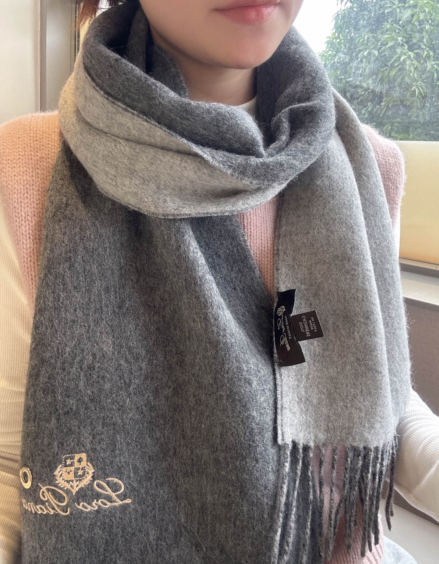 NO:186839,Loro Piana · Nuoyou Pianya autumn and winter new product [Double-sided cashmere scarf] It is too tall to give people your own free gift. It is a big hit, and the best hard product is the channel. Exported to Italy, the number of direct supply counters is very small. The customer-supplied fabric is soft and glutinous, and the fabric is more shiny. It also increases the brightness of the color, making the scarf extremely luxurious, and it also increases the beauty and functionality. Two lines of each color must be left. There is no headache to match, and there is no regret for ten thousand years. It is particularly worth recommending that this model is a double-sided color combination. It is not dyed, printing and dyeing at the most simple, but the color feels bright and high-end. All colors can be matched with each other 30*180cm, g, cashmere high-version scarf, high-version scarf, loro piana19860909Loro Piana · 诺悠翩雅秋冬新品【双面羊绒围巾】送人自留都太高大上了重磅上新,爆款爆款,渠道极品硬货～出口意大利直供专柜尾单到手数量极少,客供面料羊绒,手感软糯,面料更有光泽,也增加了色彩的鲜艳度让围巾奢华到不行,更是增加了美感和功能性,每色必留两条,搭配不头疼,不留后悔一万年,特别值得推荐的是,此款是双面配色,不是染色印染至简却色彩感鲜明又高级的感觉全家哪个颜色都可以互相搭配30*180cm,g,羊绒高版本围巾,高版本围巾,loro piana,scarf