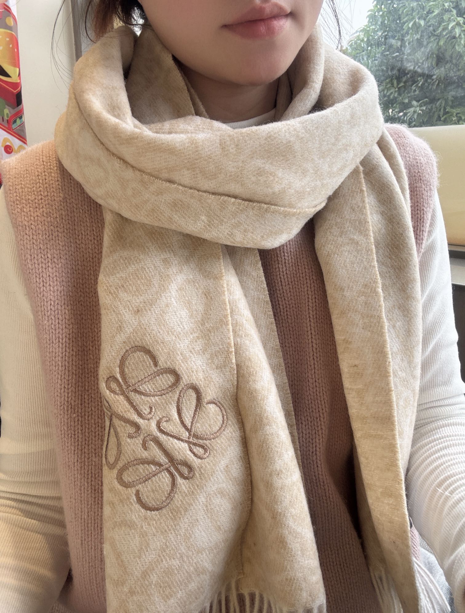 NO:186847,Hot online · Original high-quality double-sided Anagram Tihua pattern Size 180x38cm90 wool 10 cashmere Store out of stock, neutral style, simple and atmospheric logo jacquard, full of high-end feeling, simple and versatile. Gift gifts are also super recommended!  High-version scarf, high-version scarf19860909火爆全网的 · 原版高品质双面Anagram 缇花图案 Size 180x38cm90羊毛10羊绒  专店缺货爆款 中性风 简约大气的标识提花 高级感十足 简约百搭.送礼也是超级推荐！高版本围巾,高版本围巾,scarf