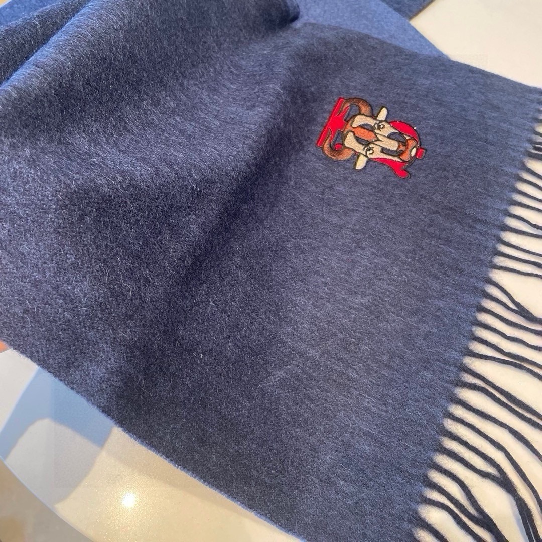 Burberry巴宝莉️绝对的家属福利双层织造两面不同颜色一条围巾二种风格高难度工艺锁边很特别的设计经典