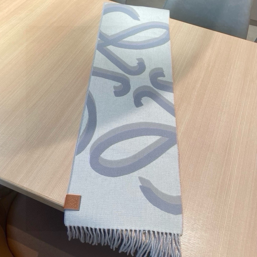 Loewe新品️原版品质打造市场最高版本超美新款围巾!超级推荐入手!超难买哦!!打了好多次版!终于出货最