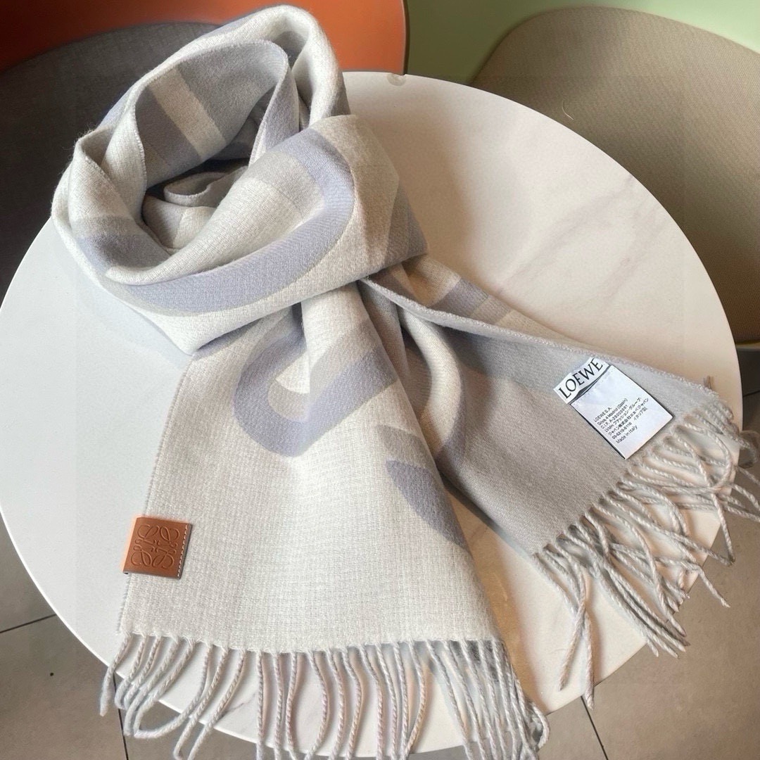 Loewe新品️原版品质打造市场最高版本超美新款围巾!超级推荐入手!超难买哦!!打了好多次版!终于出货最