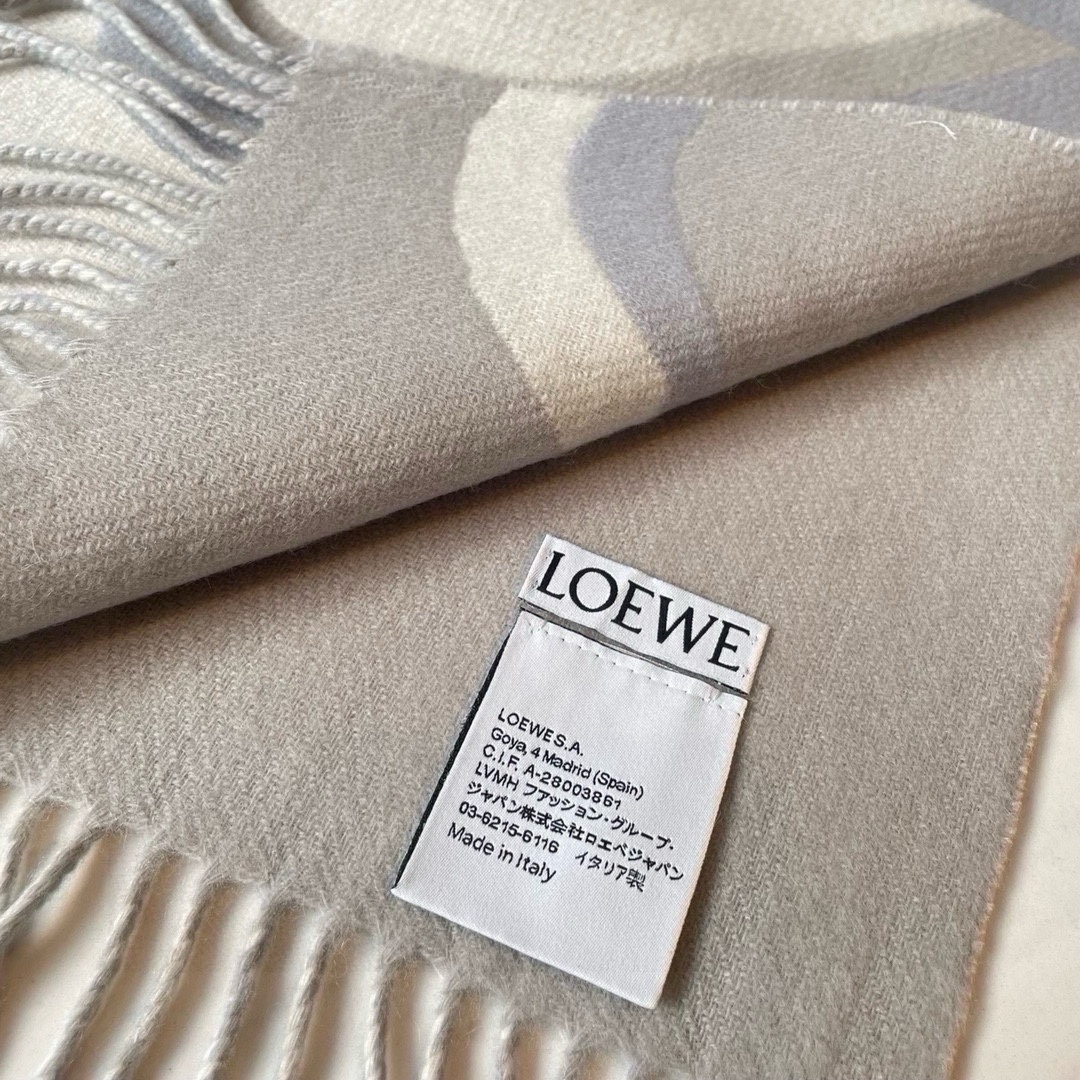 Loewe新品️原版品质打造市场最高版本超美新款围巾!超级推荐入手!超难买哦!!打了好多次版!终于出货最
