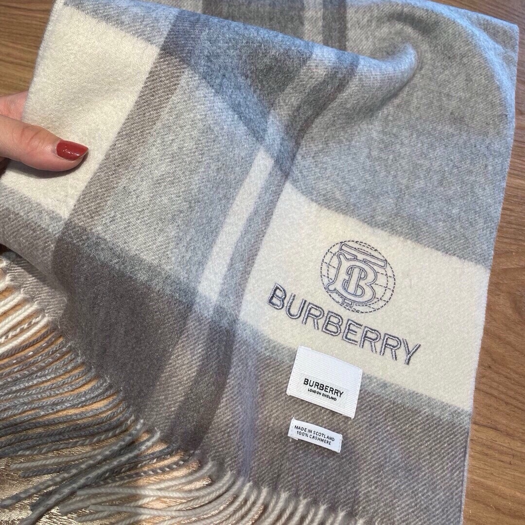 Burberry巴宝莉新款重磅水波纹羊绒围巾️今年我们的男款真的是高端Level重磅极品️妥妥的家属福利