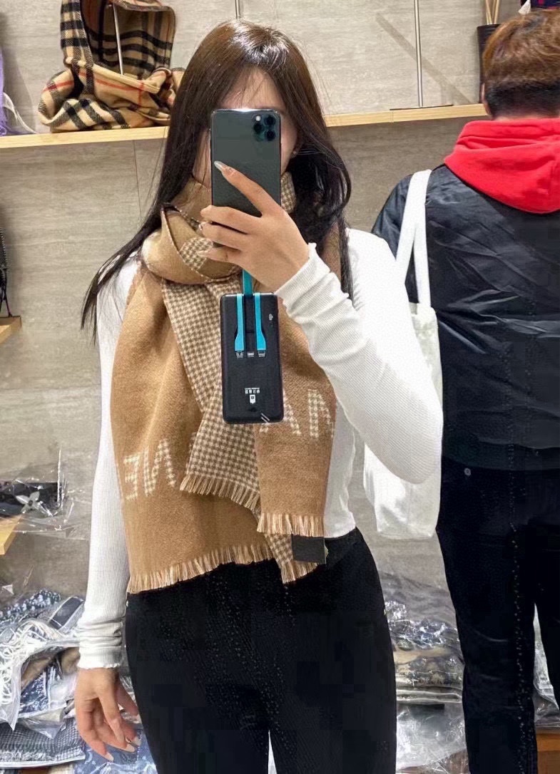 CHANEL香奶奶尾单新款23B千鸟格拼色羊绒围巾直接出欧洲的正儿八经的正品订单和大货一起出来不用多流弊