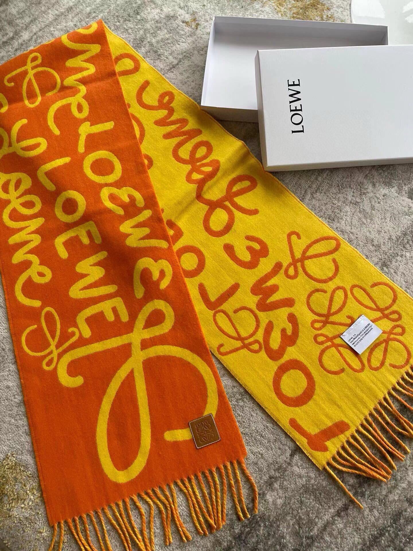 Loewe2022年最新款罗意威涂鸦款双面围巾男女同款loewe超美新款围巾!超级推荐入手!超难买哦!原