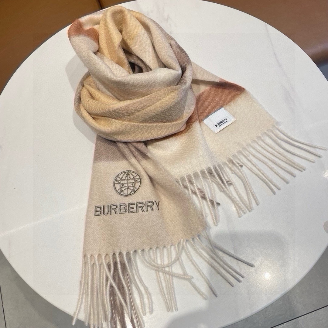 Burberry巴宝莉新款重磅水波纹羊绒围巾️美腻的情侣款真的是高端Level重磅极品️妥妥的家属福利我