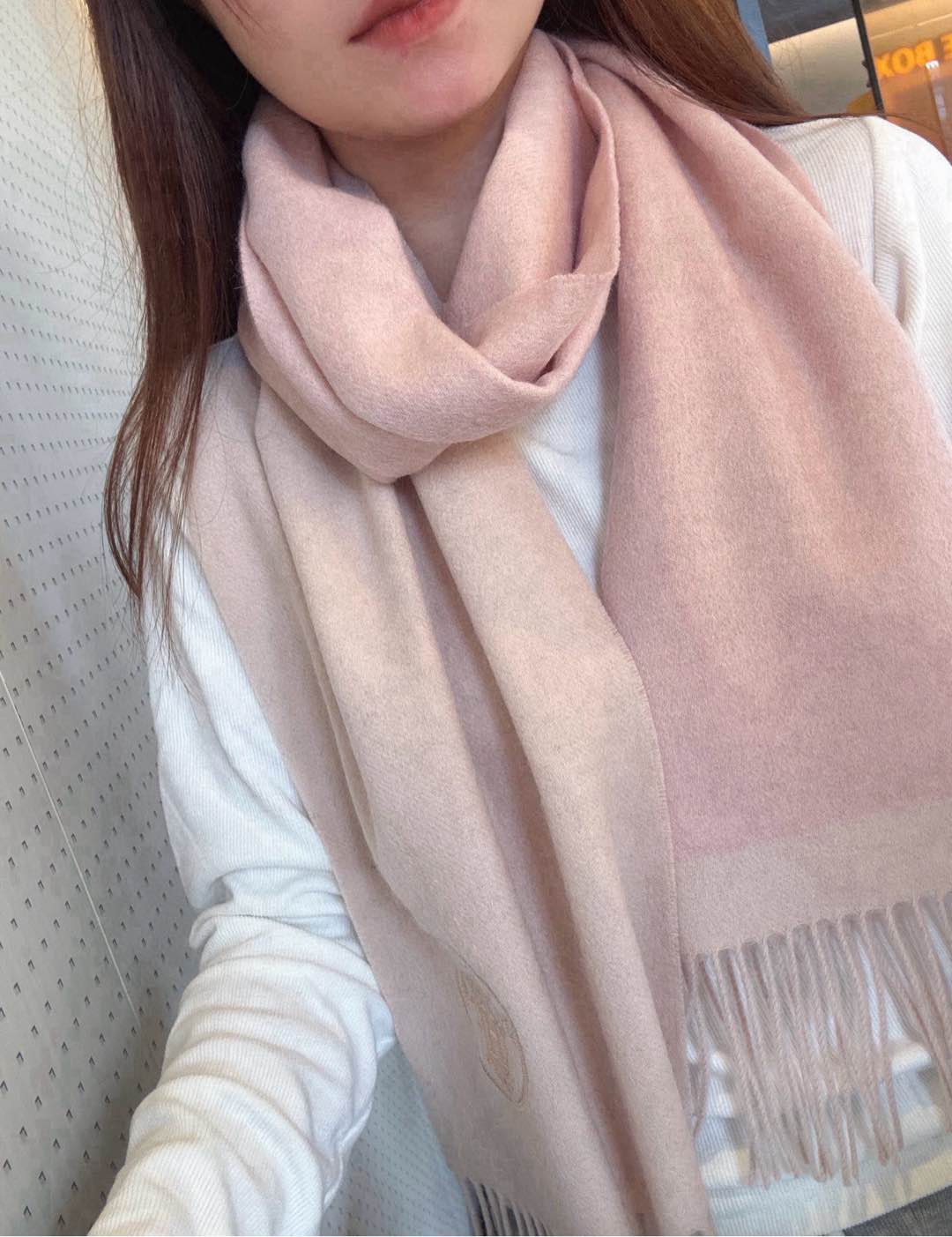 NO:188492,【Hermes · Hermes, the rare gentle color matching of Big H, low-key and elegant】The key recommendation is the color-blocking striped design, heavy industry classic carriage embroidery, one scarf matches two styles, high-end, comfortable and fashionable temperament, full of big brand style, Super Amway Da H, this soft scarf that touches the heart, extremely simple color matching low-key carriage embroidery logo, the finishing touch is indeed not without beauty, the pursuit of successful people, the color is absolutely, a bit unique fairy-like, the absolute best choice for couples, the color is elegant, not enchanting specifications 30 x 180cm high-version scarf, high-version scarf, hermes, hermes19860909【Hermes · 爱马仕,大H难得一见的温柔配色,低调又不失优雅】重点推荐拼色条纹设计,重工经典马车刺绣,一条围巾两种风格搭配,高级舒适时髦气质,大牌范十足,超级安利大H这款触动内心的柔美围巾,极其简单的颜色搭配低调的马车刺绣logo,点睛之笔确又不失美感,成功人士的追求,色彩绝对,有点独有的仙气,绝对的情侣款不二之选,颜色淡雅,不妖娆规格30 x 180cm高版本围巾,高版本围巾,hermes,hermes,scarf