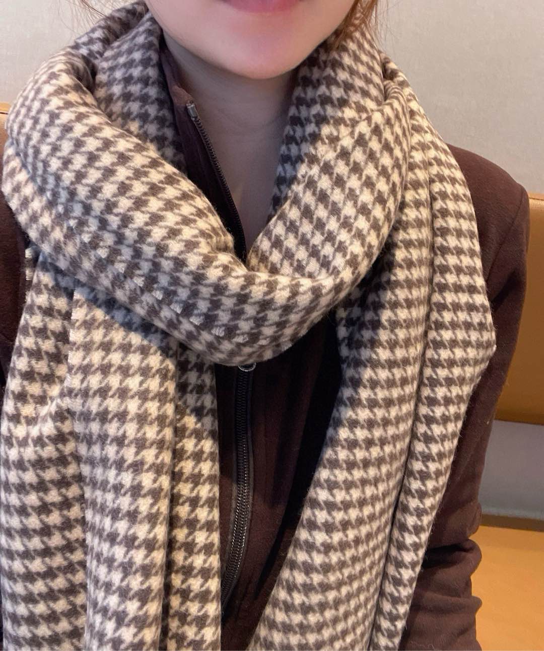 NO:188437,【Amazing!  ~It is unforgettable!  HK Trade Final Order · Small quantity · Slow hand 】The effect of this D Houndstooth Small Shawl is really good, it’s so beautiful in one second!  !  So design-like, so beautiful!  Both colors are so beautiful!  !  !  Through the screen, the sisters must have felt it. This temperament is so terrible!  !  It can accurately hit every sister who loves beauty and fashion!  !  This sister must accept it no matter what, so you must not miss it!  I firmly believe that at the moment you are on the rise, you will feel like a transformation. I hope you will be amazed by your own beauty!  !  46*190cm, top pure cashmere high-version scarf, high-version scarf, dior, shawls19860909【 惊艳！~让人过目不忘！HK贸易尾单 · 量少 · 手慢无】D家千鸟格小披肩这款出来的效果真的,一秒美晕！！太有设计感了,太美了太美了！两色都好美啊！！！隔着屏幕,姐妹肯定都感受到了,这款气质的要命！！能精准击中每一个爱美爱时髦的姐妹心尖尖上！！这件姐妹无论如何都要收,一定一定一定不要错过！我坚信,在你上身的那一刻,会有一种脱胎换骨般的感觉,期待你们被自己的美丽惊艳到！！46*190cm,顶级纯羊绒高版本围巾,高版本围巾,dior,shawls,scarf