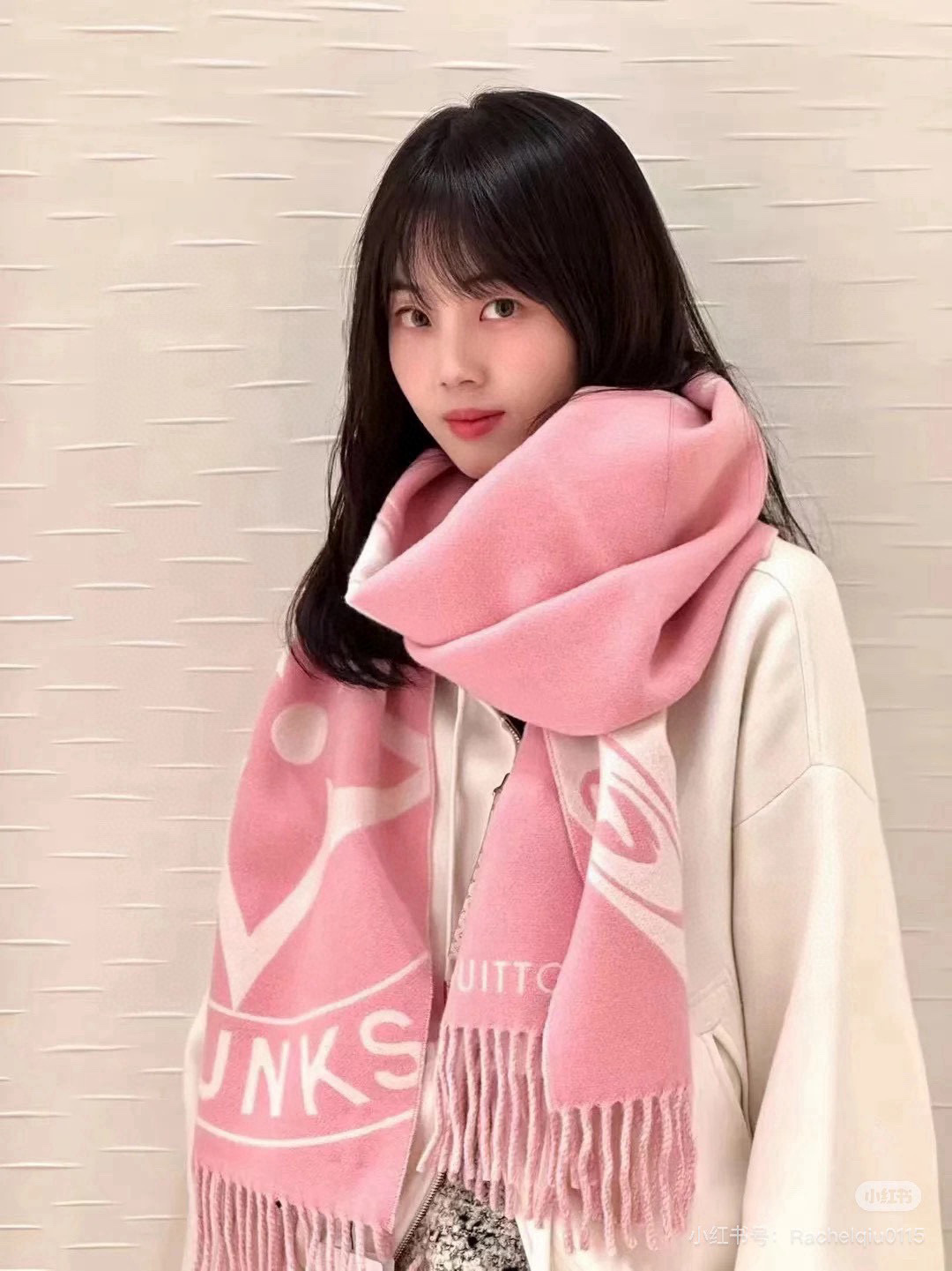 NO:188430,Lock And Keys scarf is made of warm plush blend knitted, depicting LV padlock and key patterns on one side, and it appears after reversing. Louis Vuitton Trunks round seal, traces back the brand box heritage with interesting brushstrokes. 45 x 215 cm (height x length) 60 wool, 40 cashmere Padlock and key patterns Louis Vuitton hard box and Monogram floral pattern Tassel trim high-version scarf, high-version scarf, louis vuitton, louis vuitton, louis vuitton, louis vuitton19860909Lock And Keys 围巾取材舒暖毛绒混纺针织,一面描绘 LV 挂锁和钥匙图案,反转即现 Louis Vuitton Trunks 圆章,以妙趣笔触回溯品牌制箱传承. 45 x 215 厘米 (高 x 长度) 60 绵羊毛,40 山羊绒 挂锁和钥匙图案 路易威登硬箱和 Monogram 花卉图案 流苏饰边高版本围巾,高版本围巾,louis vuitton,louis vuitton,louis vuitton,scarf