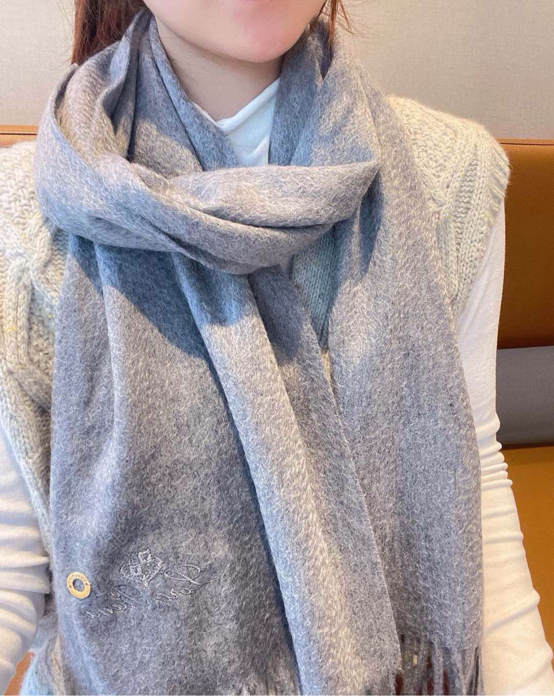 NO:188446,Loro Piana ·  Nuoyou Pianya autumn and winter new product [Best Cashmere Scarf] is too tall for people to keep it. It is a big hit. It is a hot product. The best hard product is available in the channel. It is exported to Italy. The number of direct supply counters is very small. The customer-supplied fabric is soft and glutinous. After 