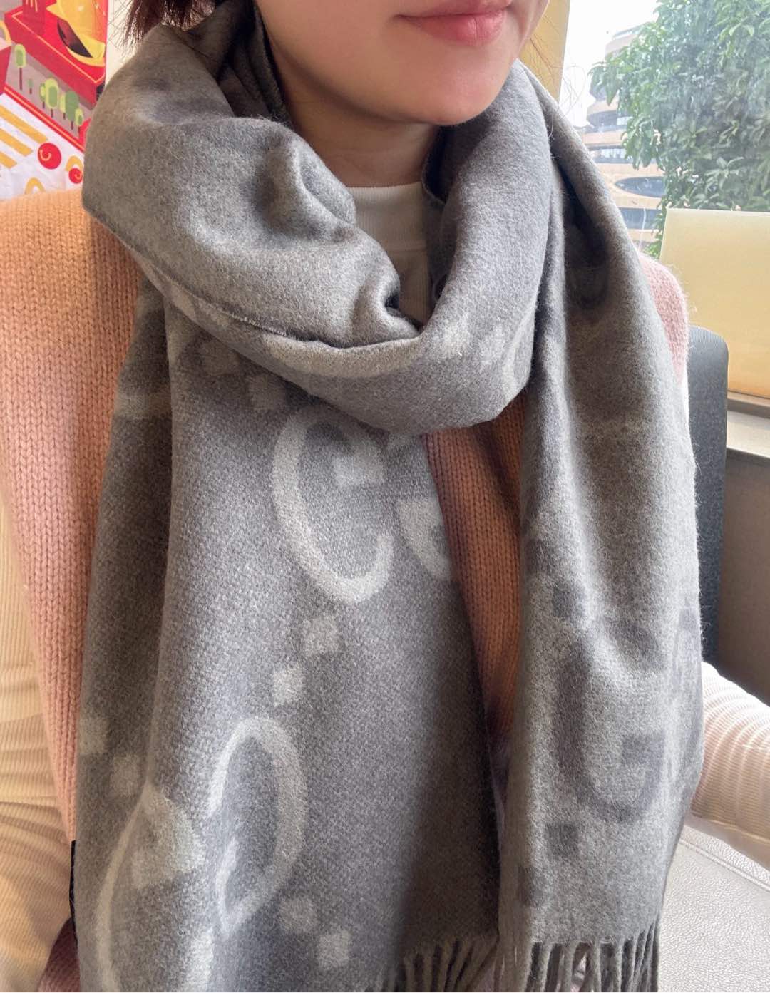 NO:188459,The latest Gucci model is so rare and the quality is so good. Gucci's latest ZG synchronous pattern is really super good~ I like this GG accent!  The price is super high, the welfare recommendation ZG sells 7200  fabric is strongly twisted and worsted double-sided cashmere jacquard. It is very neat and exquisite fabric, presenting a very strong linear structure, with extremely supportive and flexible ashes. It is practically recommended by old customers. Such texture, style, and craftsmanship can really kill too many good materials, styles, and craftsmanship. The feeling given us is completely different. Many times, not only does it require a high-quality piece, but the most concerned thing is easy to control. Understand. Limited color matching, both men and women have very good looks. Specifications 45*195cm high-version scarf, high-version scarf, gucci19860909Gucci最新款 稀有品质太好看了Gucci最新ZG同步款图案真的超级好看啊~就喜欢这种GG腔调！价格超级给力,福利推荐ZG售7200 面料是强捻精纺双面山羊绒提花,非常工整精致的面料,呈现出极具力度的线面结构,极具支撑力及柔韧性骨灰级老客户实用推荐,这样的质感,款式,工艺,真的可以秒杀太多好的材质,款式,工艺,给予我们的感受是完全不同的很多时候,不仅需要一件高品质的,最关心的还是好驾驭.懂得入.限量的配色,男女围都特别好看规格45*195cm高版本围巾,高版本围巾,gucci,scarf