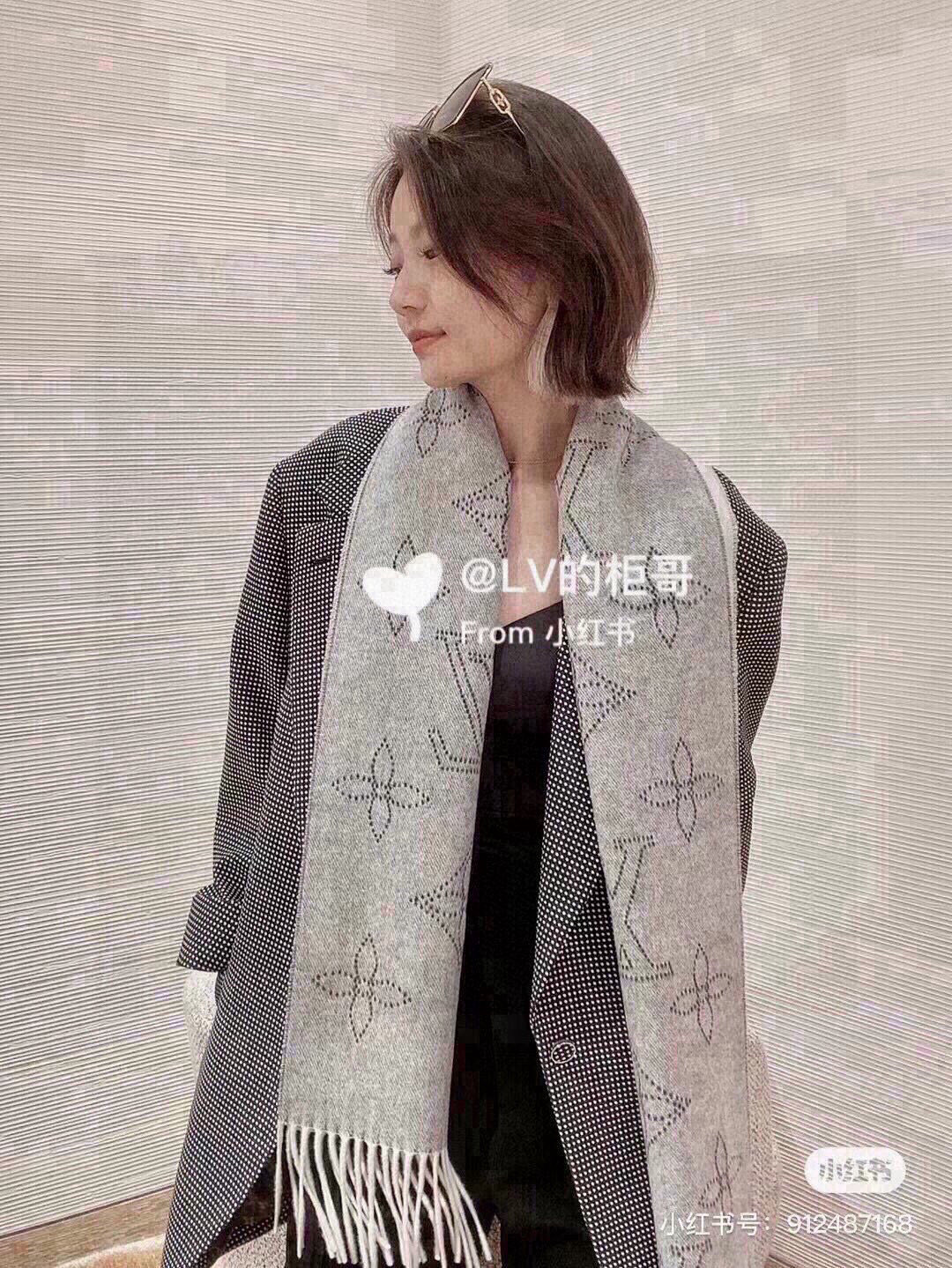 NO:188445,Louis Vuitton's new double-sided scarf, Mahina Flight Mode scarf is made of jacquard on one side and is dyed with implicit solid colors on the other side. Cashmere and wool blend bring soft texture and warmth. 196x28 cm (length x height) 57 cashmere, 42 wool, 1 mulberry silk jacquard pattern Monogram floral pattern tassel trim high-version scarf, high-version scarf, louis vuitton19860909Louis Vuitton新款双面围巾,Mahina Flight Mode 围巾一面采用提花工艺织就 Monogram 镂花图案,另一面浸染含蓄纯色.山羊绒、丝毛混纺带来柔软质感和融融暖意. 196x28 厘米(长度x高) 57山羊绒,42羊毛,1桑蚕丝提花织纹 Monogram 镂花图案流苏饰边高版本围巾,高版本围巾,louis vuitton,scarf