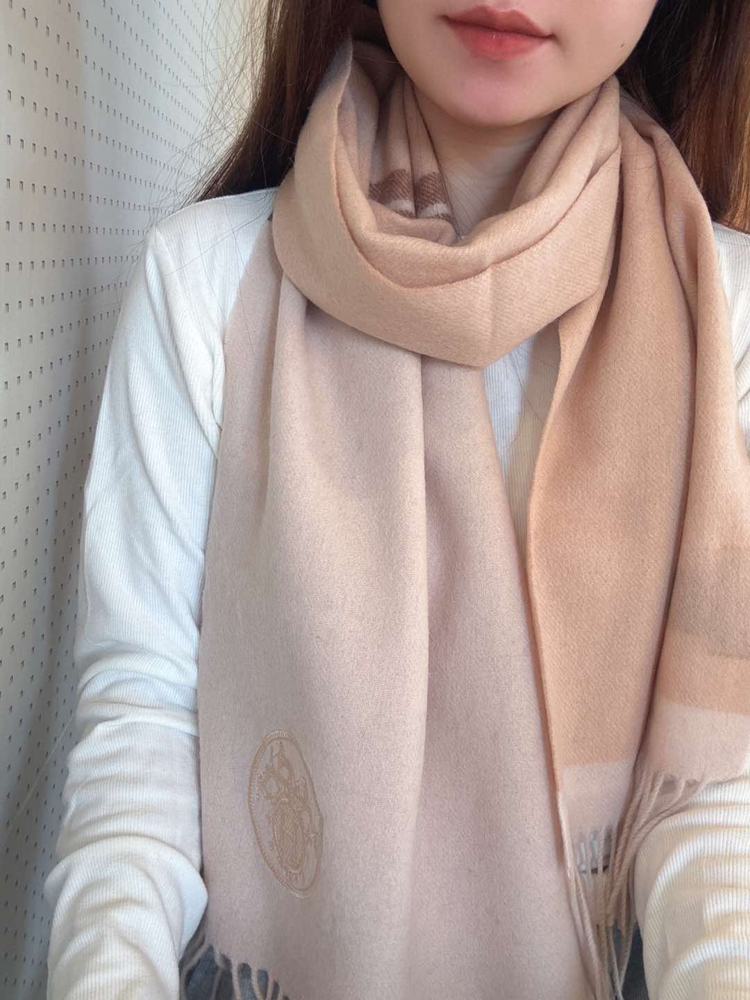 NO:188776,【Hermes · Hermes, the rare gentle color matching of Big H, low-key and elegant】The key recommendation is the color-blocking striped design, heavy industry classic carriage embroidery, one scarf matches two styles, high-end, comfortable and fashionable temperament, full of big brand style, Super Amway Da H, this soft scarf that touches the heart, extremely simple color matching low-key carriage embroidery logo, the finishing touch is indeed not without beauty, the pursuit of successful people, the color is absolutely, a bit unique fairy-like, the absolute best choice for couples, the color is elegant, not enchanting specifications 30 x 180cm high-version scarf, high-version scarf, hermes, hermes19860909【Hermes · 爱马仕,大H难得一见的温柔配色,低调又不失优雅】重点推荐拼色条纹设计,重工经典马车刺绣,一条围巾两种风格搭配,高级舒适时髦气质,大牌范十足,超级安利大H这款触动内心的柔美围巾,极其简单的颜色搭配低调的马车刺绣logo,点睛之笔确又不失美感,成功人士的追求,色彩绝对,有点独有的仙气,绝对的情侣款不二之选,颜色淡雅,不妖娆规格30 x 180cm高版本围巾,高版本围巾,hermes,hermes,scarf