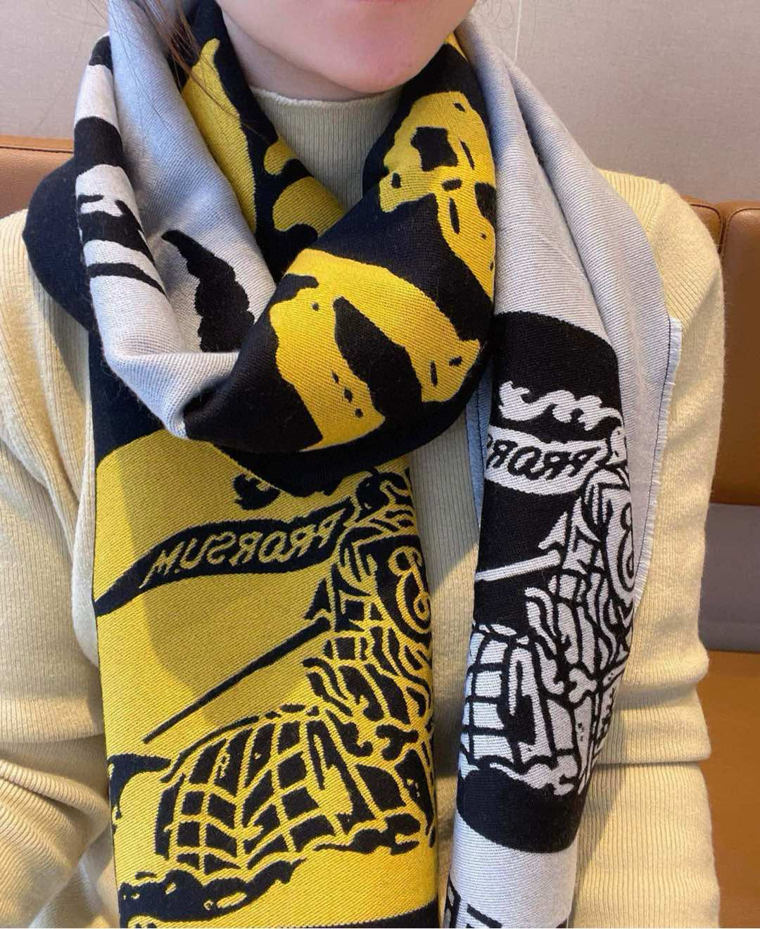 NO:188780,Channel B cashmere scarf, commonly known as gold fabric, the material is extremely expensive, the process is very cumbersome, the scrap rate is extremely high, the counter sells more than 5k, I will save you thousands of thousands, only one hundred pieces, and it will be useless to sell it!  Speaking of cashmere scarves, this brand is still one of the most worth buying brands. Selected Scottish cashmere is soaked in the clear spring water in the highlands to make its texture delicate!  Finally, the brushed velvet process is used to make the velvet grass feel warm and skin-friendly!  Anyway, it's awesome texture and a very comfortable touch!  High-version scarf, high-version scarf, gold19860909渠道B家山羊绒围巾,山羊绒俗称面料黄金 ,材质极其昂贵 ,工艺非常繁琐 报废率极高,柜台卖5k多,我这一样的东西,帮你省下几千,只有一百条 卖完无补！说到羊绒围巾这个牌子还是最值得买的品牌之一,精选苏格兰山羊绒 在高地清泉水侵泡涤荡 让其质地细腻 ！最后采用拉绒工艺 起绒草感觉 使其保暖亲肤！反正就是质感超棒 触感超舒服！高版本围巾,高版本围巾,gold,scarf