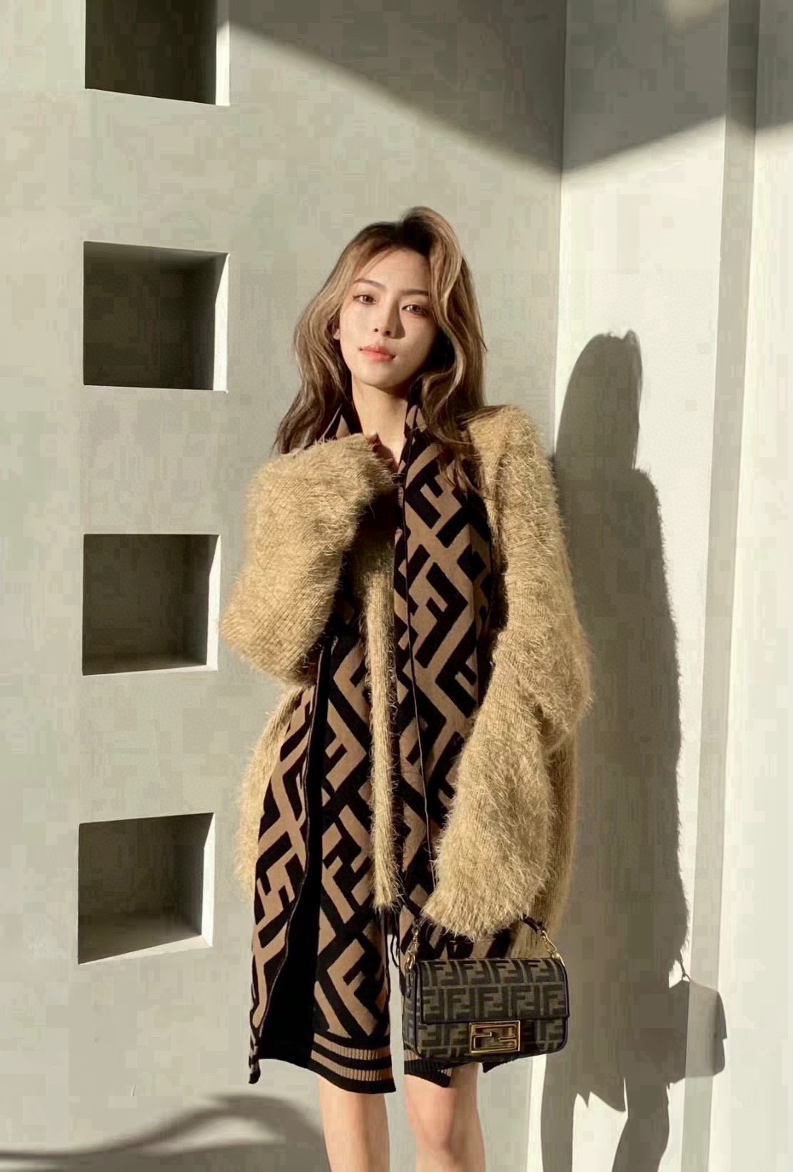 NO:188784,Fendi · Classic FF knitted long scarf like niche styles, Fendi recommended!  】Fashionable winter!  !  Very low-key and luxurious, exquisite and atmospheric simple design, high-end and fashionable, recommended, the feeling of the upper body really exudes an extraordinary temperament from Fendi, which women will love~ It is beautiful again!  !  It has its own high-end aura, Fendi's unique high-end elegance, and a stable 