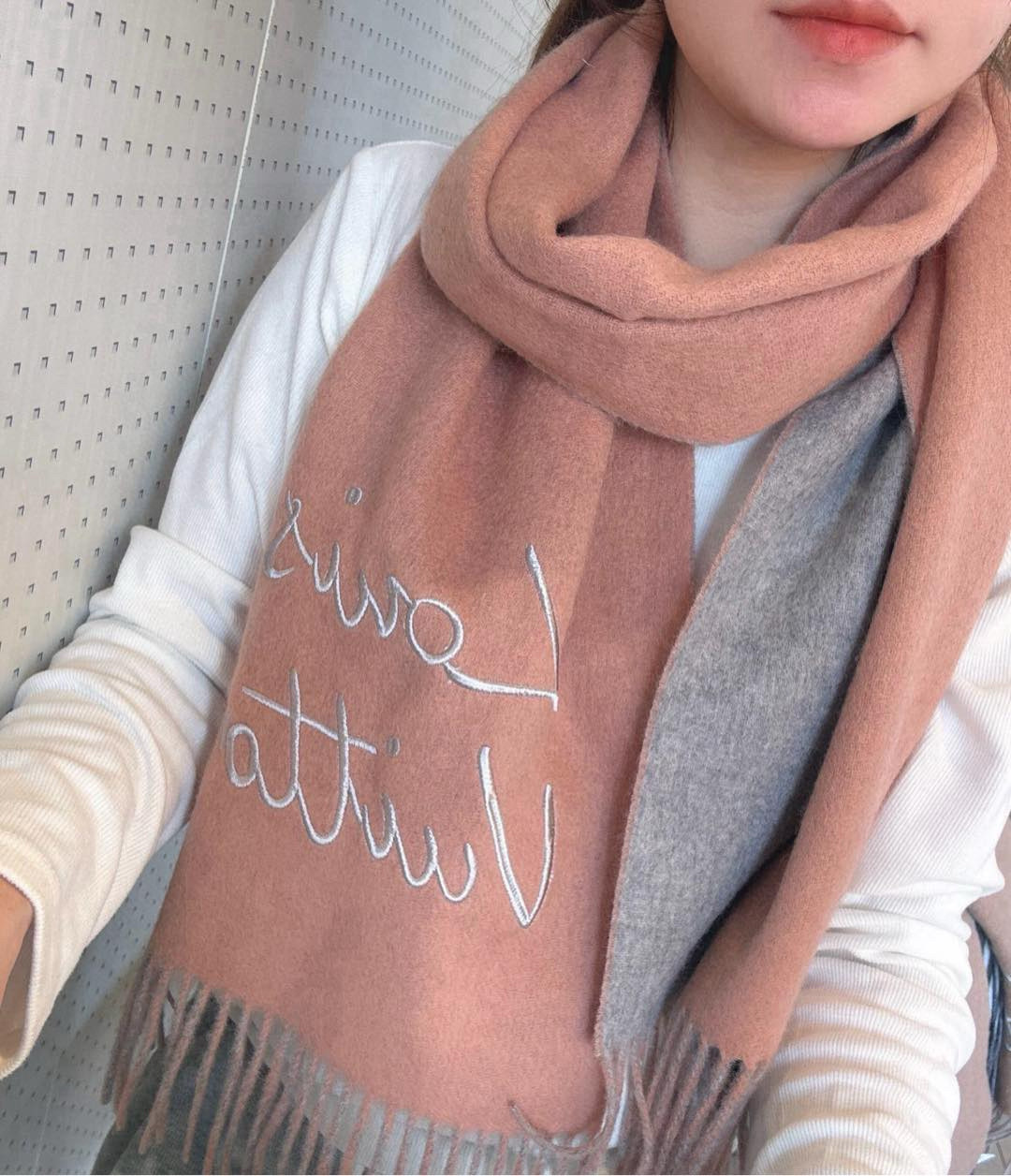 NO:188704,LV Dalujia's new double-sided scarf, exclusive first release, the scarf is made of wool, and it is brushed to create comfort and warmth. The handwritten Louis Vuitton letter logo is the finishing touch, injecting a trendy style into daily style. Specifications 30 x 180 cm (height x length) wool embroidered Louis Vuitton logo weaving pattern tassel trim high-version scarf, high-version scarf, louis vuitton, louis vuitton, louis vuitton, louis vuitton, louis vuitton, louis vuitton, louis vuitton, louis vuitton19860909LV大驴家新款双面围巾,独家首发,围巾取材绵羊毛,以拉绒处理营造舒适暖意.手写体路易威登字母标识点睛一隅,为日常造型注入潮流格调. 规格30 x 180 厘米 (高 x 长度) 绵羊毛 刺绣路易威登标识织纹 流苏饰边高版本围巾,高版本围巾,louis vuitton,louis vuitton,louis vuitton,louis vuitton,scarf