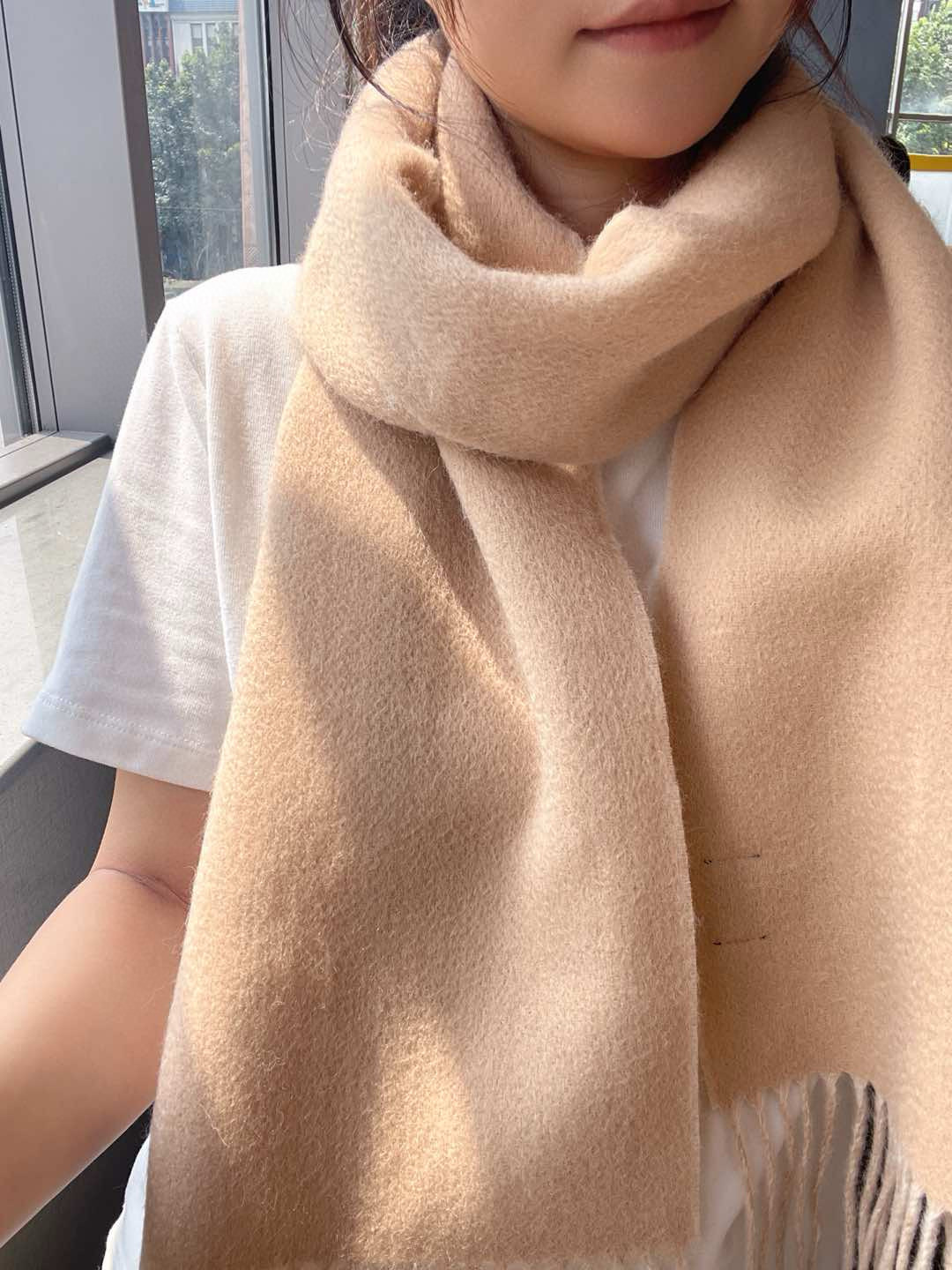 NO:188688,Louis Vuitton Foreign trade export single and double layer weaving on both sides, two colors, one scarf has two styles, high-difficulty craftsmanship locks, very special design is matched with the new version of the letter logo of the Donkey House, simple and atmospheric and more low-key combinations are very exquisite embellishments, with texture and not ostentatious styles for men and women, cashmere, specifications of 30*180cm high-version scarf, high-version scarf, louis vuitton, louis vuitton, louis vuitton, louis vuitton19860909Louis Vuitton 外贸出口尾单双层织造两面不同颜色,一条围巾2种风格,高难度工艺锁边,很特别的设计搭配驴家新版字母logo,简单大气更显驴家的情怀低调的搭配非常精致的点缀,有质感不张扬男女通用款式,羊绒,规格30*180cm高版本围巾,高版本围巾,louis vuitton,louis vuitton,louis vuitton,scarf