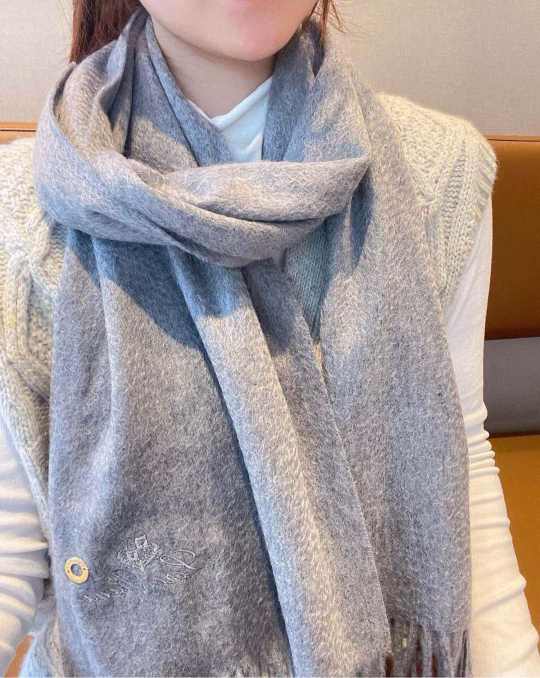 NO:188697,Loro Piana ·  Nuoyou Pianya autumn and winter new product [Best Cashmere Scarf] is too tall for people to keep it. It is a big hit. It is a hot product. The best hard product is available in the channel. It is exported to Italy. The number of direct supply counters is very small. The customer-supplied fabric is soft and glutinous. After 