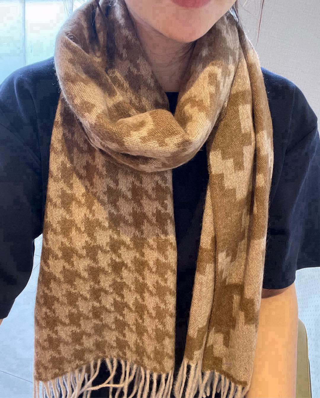 NO:188703,【Standard Loewe’s couple scarf this year!  Limited edition, must-have!  !  !  】No purchasing agent!  The limited edition houndstooth is praised and recommended with three different elements, excited~!  !  You must start quickly!  !  Best trading company channel goods, heavy family benefits!  Must be misleading!  !  !  The highest-end couple model ~ Super invincible soft and glutinous jacquard cashmere scarf is really invincible and worth it!  Mom's price feedback~ I bought a model with an absolute medium thickness, soft and very soft neck-friendly~ cashmere, specifications 35*190cm (original fabric) are suitable for formal wear or casual wear~ folding or circle circling, gentlemanly and stylish~ high-end scarf with warm and elegant style, high-end scarf, loewe19860909【稳Loewe今年的情侣款围巾！限量款,必入！！！】免代购！限量的秀场千鸟格以三种变化的元素怒赞推荐,激动~！！下手绝对要快！！极品贸易公司渠道货,重磅家属福利！必须流弊！！！最高端的情侣款~超级无敌软糯提花羊绒围巾这个价格真的无敌超值！亲妈价格回馈~买到绝对值中等厚度,柔软非常亲脖子的一款~羊绒,规格35*190cm(原版面料)搭配正装或者搭配休闲装都很合适~对折挂围或者绕圈围都完全可以,绅士有型~有温度的风度高版本围巾,高版本围巾,loewe,scarf