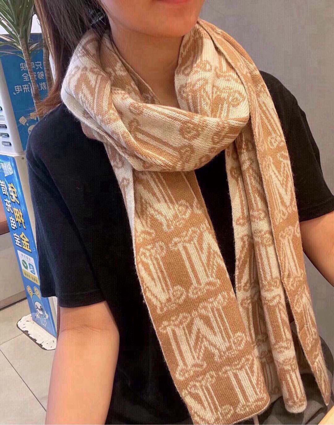 Max Mara Velvet Scarf: Classic Design with Striking Colors