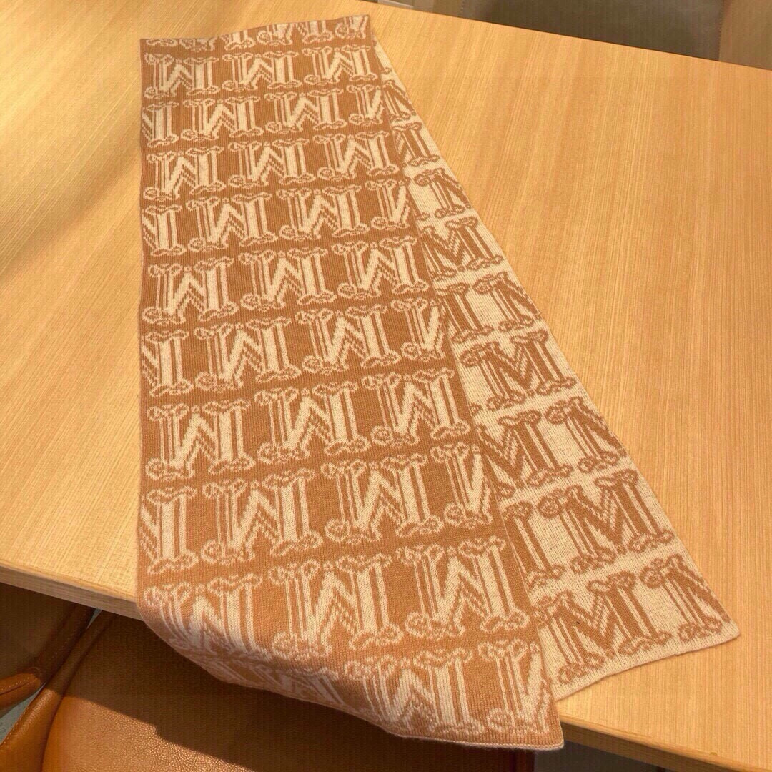 Max Mara Velvet Scarf: Classic Design with Striking Colors - 图片 5