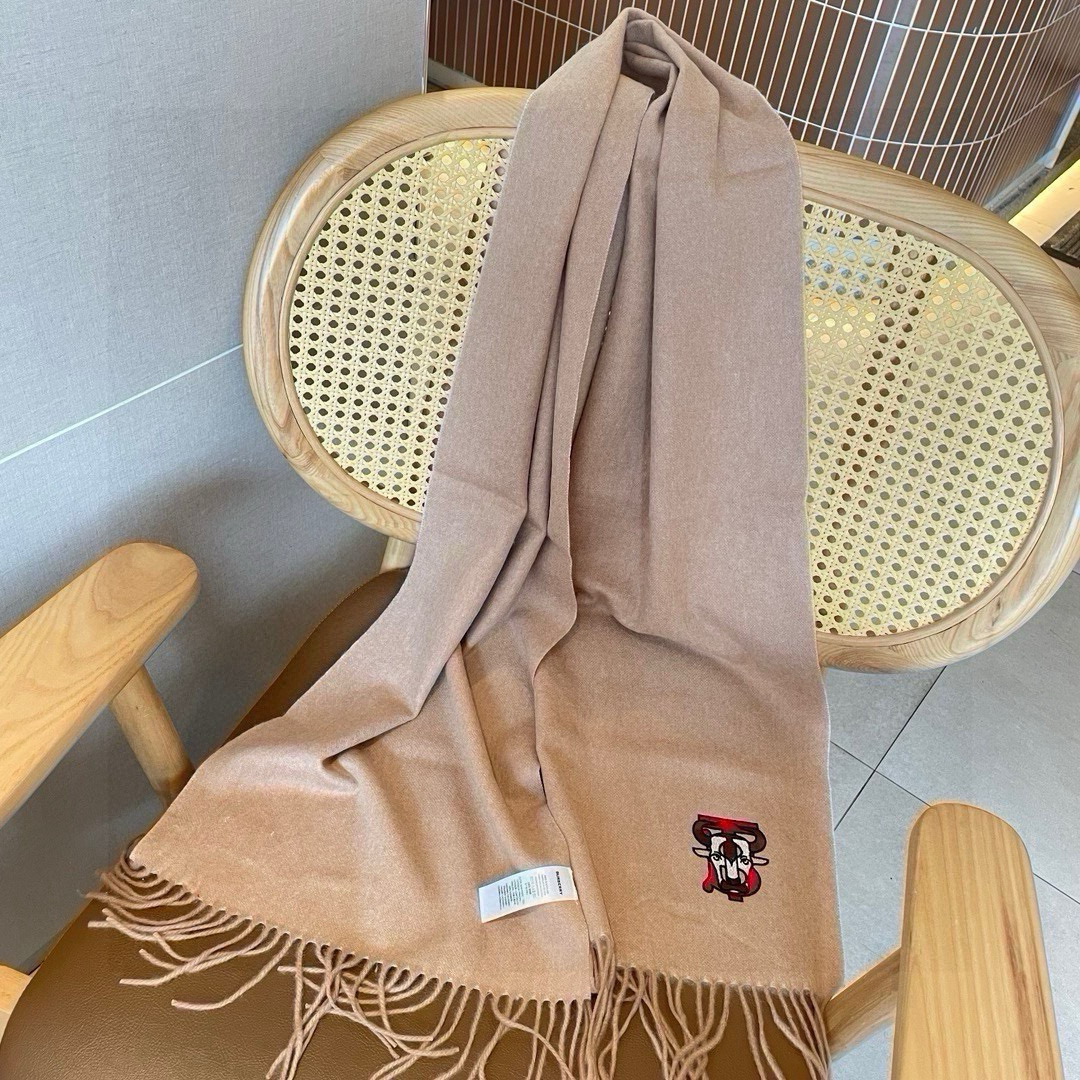 🆕Burberry · 巴宝莉‼️绝对的家属福利‼双层织造两面不同颜色，一条围巾二种风格，高难度工艺锁边