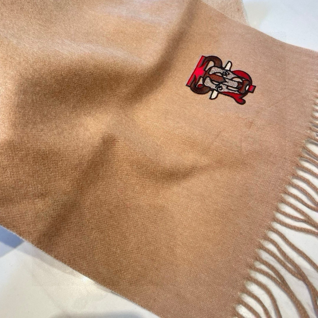 🆕Burberry · 巴宝莉‼️绝对的家属福利‼双层织造两面不同颜色，一条围巾二种风格，高难度工艺锁边