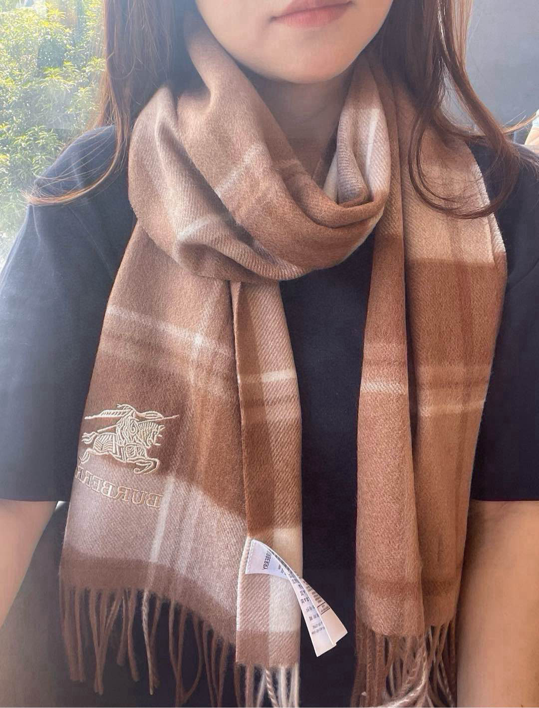 NO:188855,Burberry · Burberry export order tail goods to be honest, the design is very simple, but the embellishment of the classic embroidered war horse makes the scarf look very high-end and elegant. The design of high-end scarf has always been simple but it is super nice. It is very practical and versatile in daily life. It is really nice to the customer supply raw materials, soft and glutinous, and has a very good drooping feeling. In short, I really like this master-level fashionable feeling. People with attitude will definitely like it. Young, fashionable, confident, and have an attitude. It is very beautiful!  This design is more stretchy, more advanced, more atmospheric, and more affordable. Recommended 30 x 180 cm, wool high-version scarf, high-version scarf, burberry, burberry19860909Burberry ·巴宝莉出口订单尾货说实话,设计非常简单,但那经典刺绣战马的点缀就是让围巾显得非常高级优雅,高端围巾设计向来都很简约但就是超nice,日常非常实用百搭手感真的非常赞客供原料,软糯,垂感也非常好,总之非常非常喜欢这种高手级别的时髦感,有态度的时髦人一定会喜欢.年轻,时髦,自信,有态度.很美！这样的设计更舒展,更高级,更大气,更加经得起推荐30 x 180 cm,绵羊毛高版本围巾,高版本围巾,burberry,burberry,scarf