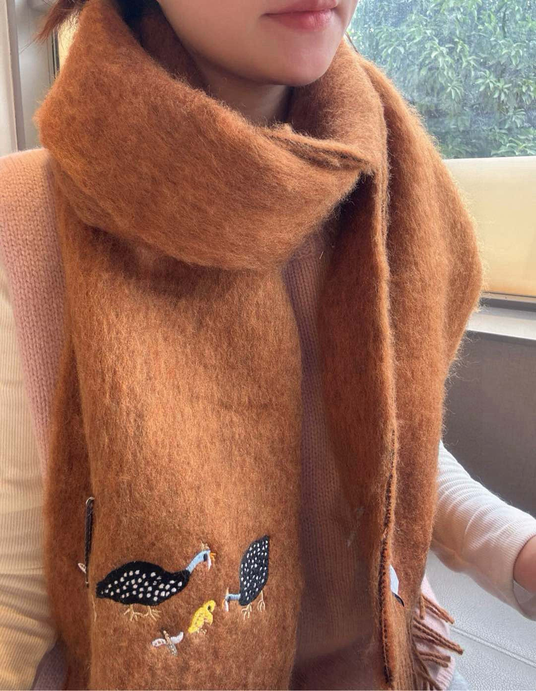 NO:188871,Loewe and Japanese ceramic artist Suna Fujita jointly created a beautiful glacier blue with a penguin and a diver like swimming in the ocean. It is very childlike and cute. The scarf has super fluffy mohair, which is very suitable for the cold winter temperature. It locks the temperature and makes people feel warmer. The original leather label is good. Is it good to see the naked eye. Specifications 185*23cm, material 63 mohair, 35 wool, 2 nylon high-version scarf, high-version scarf, loewe, loewe19860909Loewe · 罗意威和日本陶瓷艺术家SunaFujita联名绝美冰川蓝配上小企鹅和潜水员像在海洋里畅游,童趣十足,太可爱了.围巾超级蓬松的马海毛 很是适合冬季寒冷的气温 它锁住气温让人感觉更保暖原版皮标 好不好图片肉眼所见 规格185*23cm,材质63马海毛,35羊毛,2锦纶高版本围巾,高版本围巾,loewe,loewe,scarf