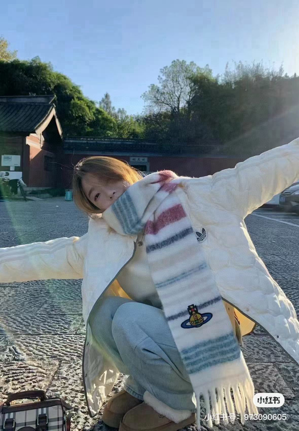 NO:188875,The same mohair scarf as Queen Mother Zhao Zhaoyi, the classic Big Saturn, a British fashion designer, and the mother of punk in fashion!  Fashionable and trendy style, powerful quality, super beautiful design!  The simple and elegant embroidery logo is exquisite. There is no need to worry about not looking good because of the new design of classic elements!  The perfect choice for gifts, fully showing the personality style. The quality is very high-quality jewelry gives people a big brand aura and is very exquisite, which improves the level of the whole person for several levels. It is definitely worth buying a high-end scarf with sizes of 30*180, high-end scarf.19860909西太后赵昭仪同款马海毛围巾经典大土星,英国时装设计师,时装的朋克之母！时尚潮流风格,品质强大,超美的设计！简约大气刺绣Logo精致这个款不用担心不好看,因为经典的元素洋气的新设计！赠礼的完美之选,充分展现个性风范.品质非常整个首饰给人大牌气场的同时又非常精致,让整个人的层次提升好几个level绝对值得入手尺寸30*180高版本围巾,高版本围巾,scarf