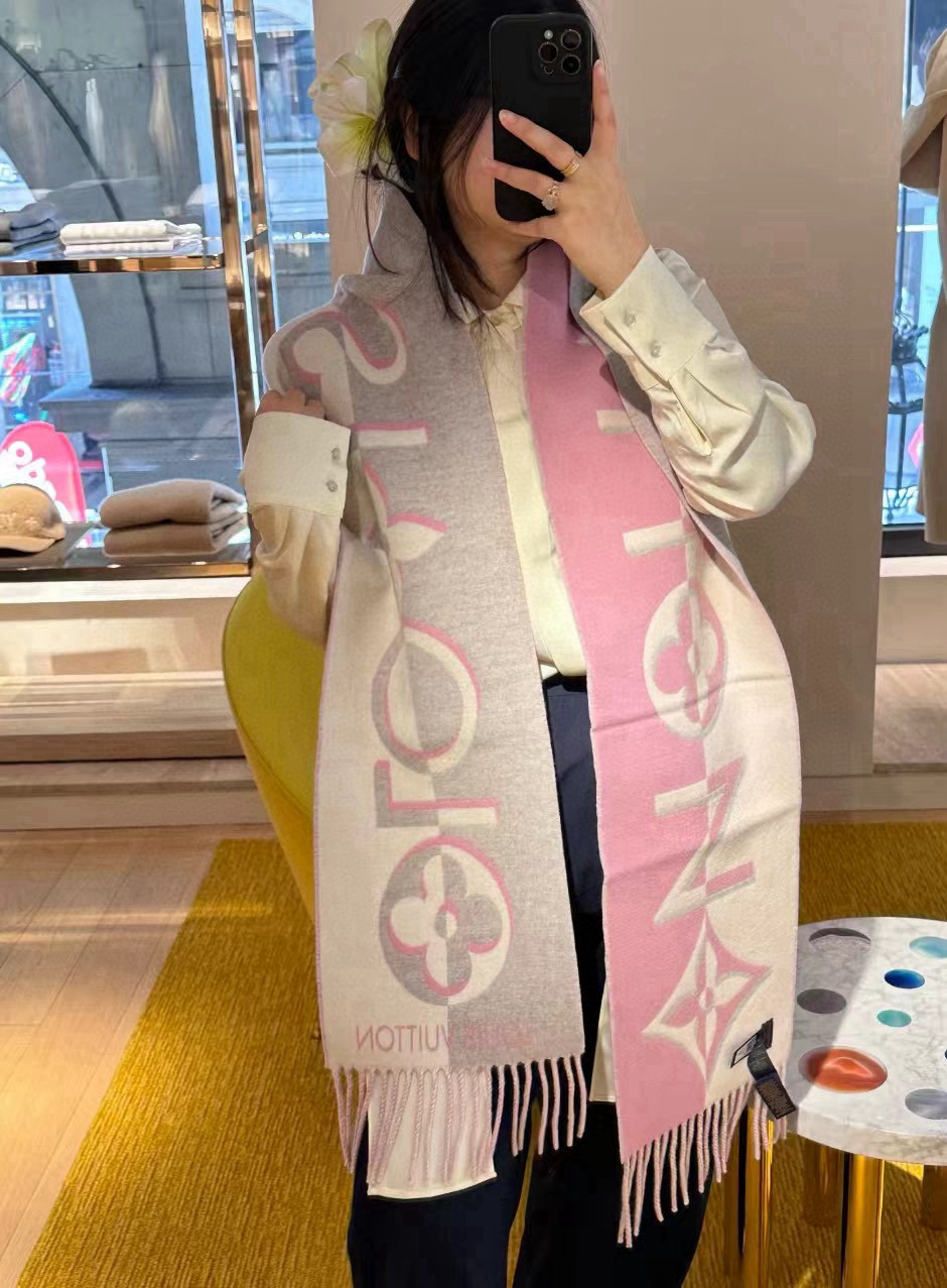 NO:188877,Duo Infinity scarf uses soft and plump wool, which incorporates a large Monogram Infinity logo for the double-sided design, creating a compelling contrast with contrasting colors. It can be wrapped around the shoulders or tied between the neck, injecting a hint of warmth in the cold season. 26 x 225 cm (height x length) 205 x 26 cm (excluding tassels) 95 wool, 5 cashmere jacquard pattern Monogram Infinity logo Louis Vuitton logo Tassel trim high-end scarf, high-end scarf, louis vuitton19860909Duo Infinity 围巾选用柔软丰盈的绵羊毛,为双面设计融入大号 Monogram Infinity 标识,以反差色彩营造瞩目对比.可随性环绕于肩头,亦可系于颈间,于寒冷季节注入丝丝暖意. 26 x 225 厘米 (高 x 长度) 205 x 26 厘米（不含流苏） 95 绵羊毛,5 山羊绒 提花织纹 Monogram Infinity 标识 路易威登标识 流苏饰边高版本围巾,高版本围巾,louis vuitton,scarf