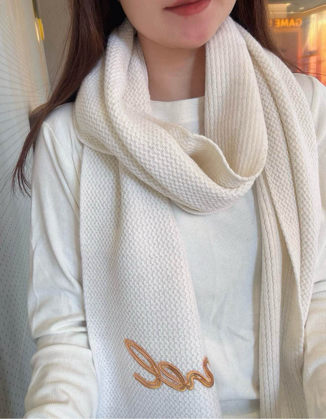 NO:188881,180 Super Warm Chane* New Autumn and Winter Model!  !  !  390g!  1:1 replica!  !  Super thick. What I can guarantee is that my upper body will definitely like it. My old friend closed his eyes and was happy with cashmere and heavy-industrial sequin embroidery!  !  !  With everything, I will hold on to everything, and I will be so cool with it!  !  !  !  !  Too high-end, too good!  !  !  The upper body effect is even more beautiful at the level of a lady, showing the high-end and high-end women to the extreme!  !  !  The combination of front and back materials is truly purely high-end and fashionable, and the temperament is so tasteful!  !  The size of 35*180 is very aura!  !  High-version scarf, high-version scarf, chanel19860909180超级保暖Chane*秋冬新款！！！390克！1:1复刻！！超级厚实的.我能保证的是上身一定会喜欢,老友闭眼入,羊绒和重工亮片刺绣的产物,欢喜！！！搭配一切,HOLD住一切,一披,拽得我的啊！！！！！太显档次,太显好了！！！上身效果更是贵妇级别的美,将女性的高级,高端简直展现到极致！！！正反面材质这样的结合真心是纯粹的高级和时髦感,气质太有品味！！35*180的尺寸,非常有气场！！高版本围巾,高版本围巾,chanel,scarf