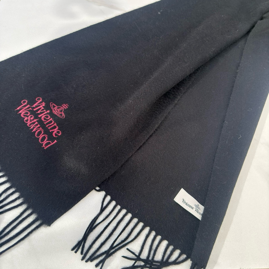 Fashion Icon Vivienne Westwood’s Latest Collection Features Bold New Designs and Luxury Materials - 图片 9