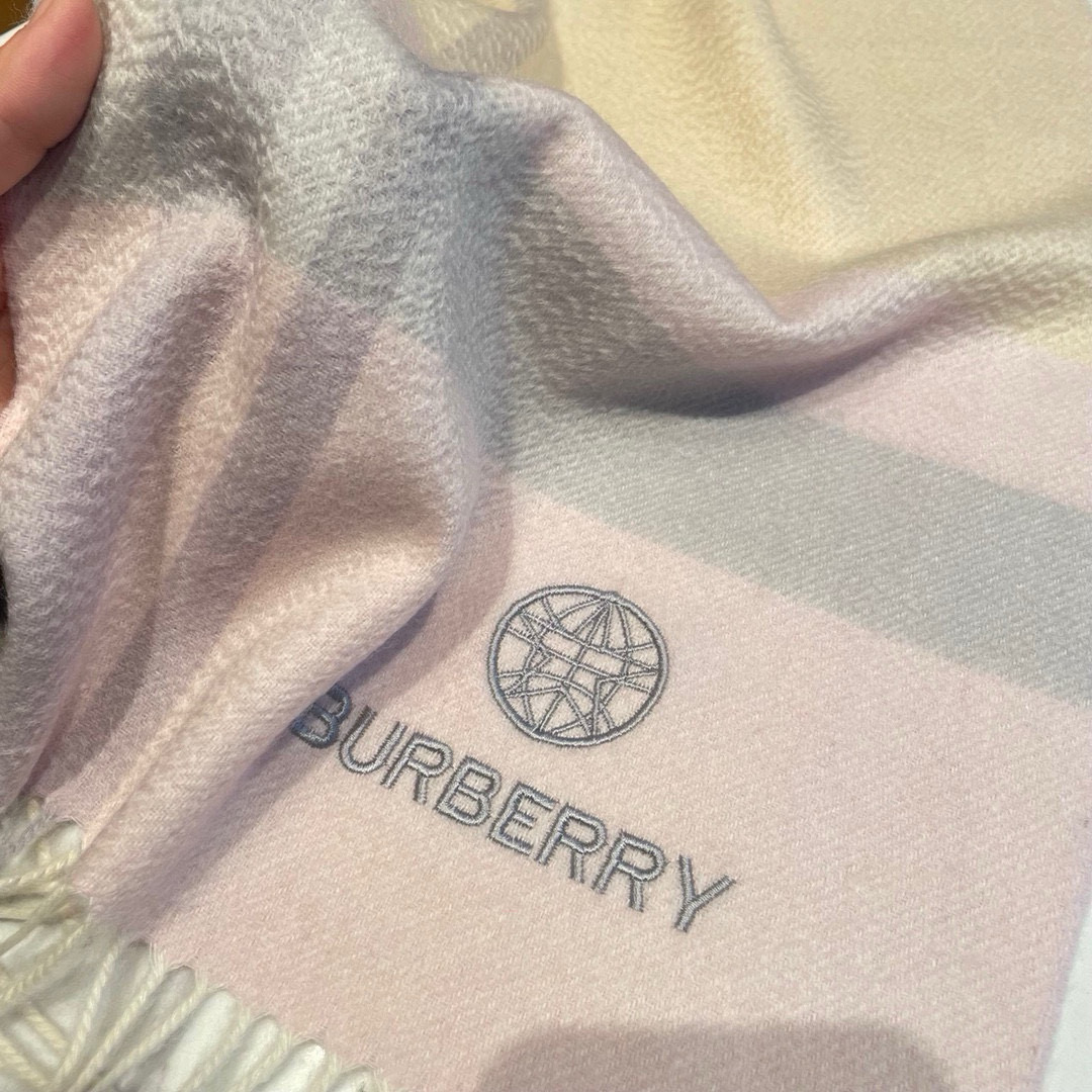 New Burberry Barborie Heavy-Foiled Wool Scarf: Stunning, Simple, and Elegant Design - 图片 4