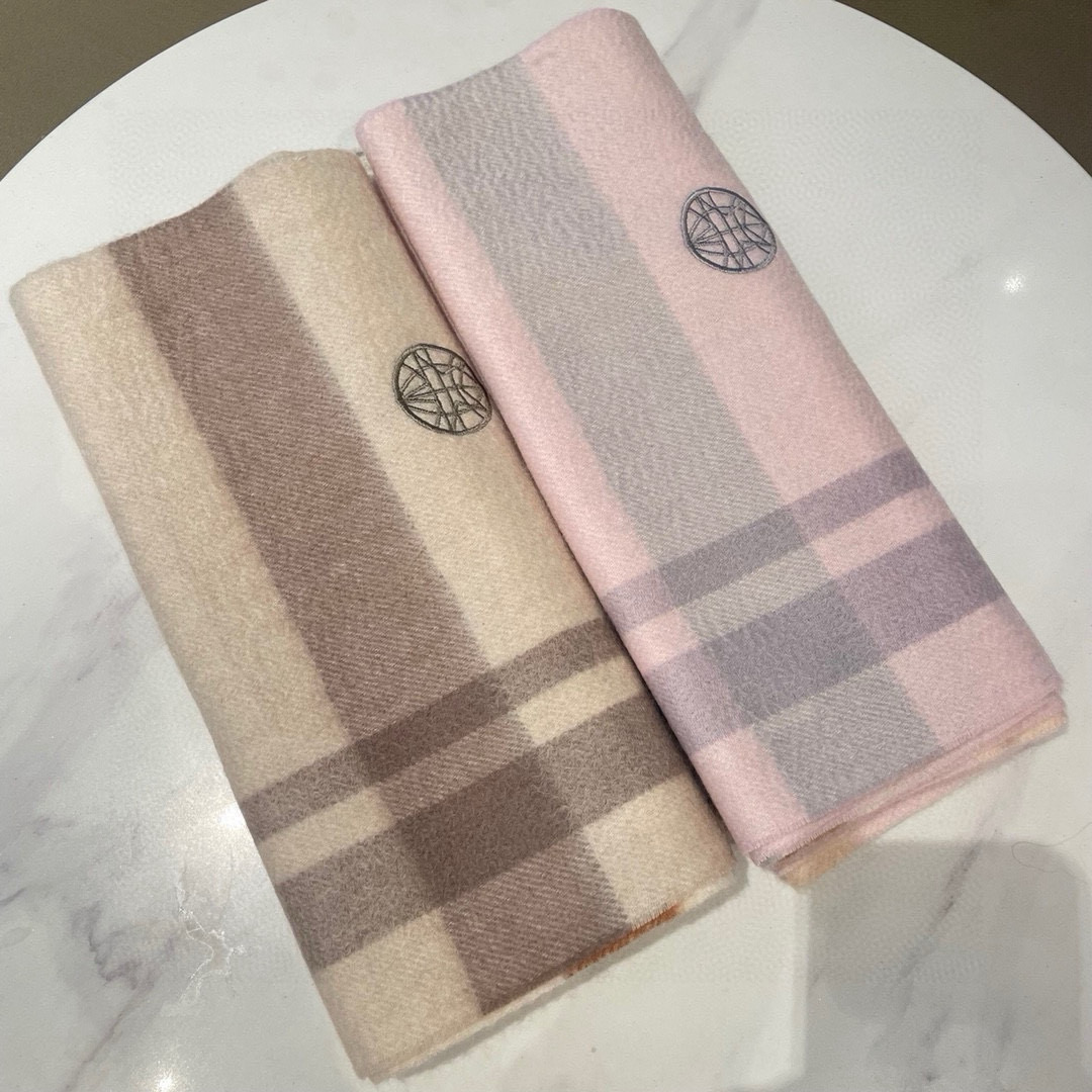 New Burberry Barborie Heavy-Foiled Wool Scarf: Stunning, Simple, and Elegant Design - 图片 2