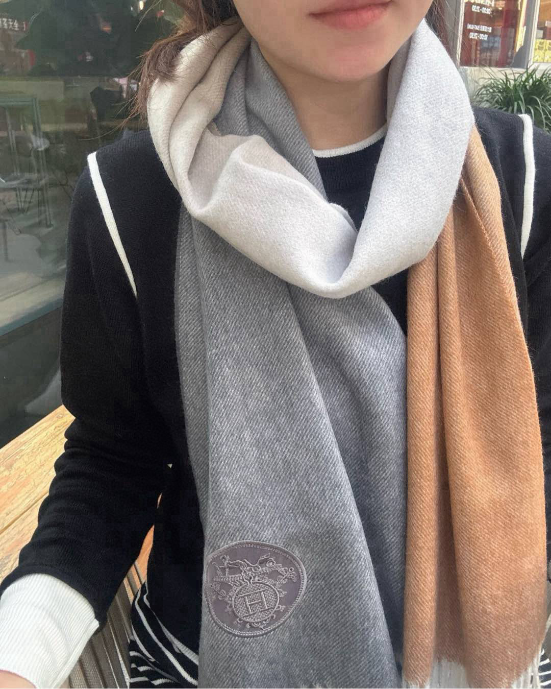 NO:188970,【Hermes · Big H’s rare gentle color scheme, super obsessed with temperament, low-key, quiet and elegant】 Highlights and comfortable temperament, simple but not simple, full of big brands, Super Amway Big H’s soft scarf that touches the heart, the gradient color design is combined with eye-catching hollow classic carriage logo, the finishing touch is indeed not lost, the pursuit of successful people, the color is definitely a bit unique fairy-like, the absolute best choice for couples, the color is elegant, not enchanting, specifications 35 x cm high-version scarf, high-version scarf, hermes19860909【Hermes · 大H难得一见的温柔配色,超级迷恋气质低调恬静又不失优雅】重点推荐高级舒适时髦气质,简约却又不简单,大牌范十足,超级安利大H这款触动内心的柔美围巾,渐变拼色的颜色设计搭配抢眼的镂空经典马车标志,点睛之笔确又不失美感,成功人士的追求,色彩绝对有点独有的仙气,绝对的情侣款不二之选,颜色淡雅,不妖娆规格35 x cm高版本围巾,高版本围巾,hermes,scarf