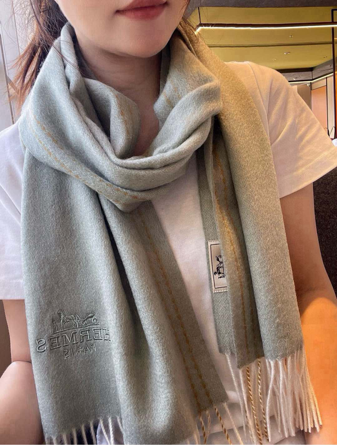 NO:188965,[Hermes, Hermes, the rare gentle color scheme of Big H, low-key and elegant] The key recommendation is the double-sided color scheme, and the newly added this year's particularly popular border design, a scarf has two styles, high-end, comfortable and fashionable temperament, full of big brands, Super Amway Big H, this soft scarf that touches the heart, extremely simple color matching with low-key carriage embroidery logo, the finishing touch is indeed not lost, the pursuit of successful people, the color is absolutely, a bit unique fairy-like, the absolute best choice for couples, the color is elegant, not enchanting, specifications 35 x cm high-version scarf, high-version scarf, hermes, hermes19860909【Hermes · 爱马仕,大H难得一见的温柔配色,低调又不失优雅】重点推荐双面配色,新增今年特别流行的边框设计,一条围巾两种风格搭配,高级舒适时髦气质,大牌范十足,超级安利大H这款触动内心的柔美围巾,极其简单的颜色搭配低调的马车刺绣logo,点睛之笔确又不失美感,成功人士的追求,色彩绝对,有点独有的仙气,绝对的情侣款不二之选,颜色淡雅,不妖娆规格35 x cm高版本围巾,高版本围巾,hermes,hermes,scarf