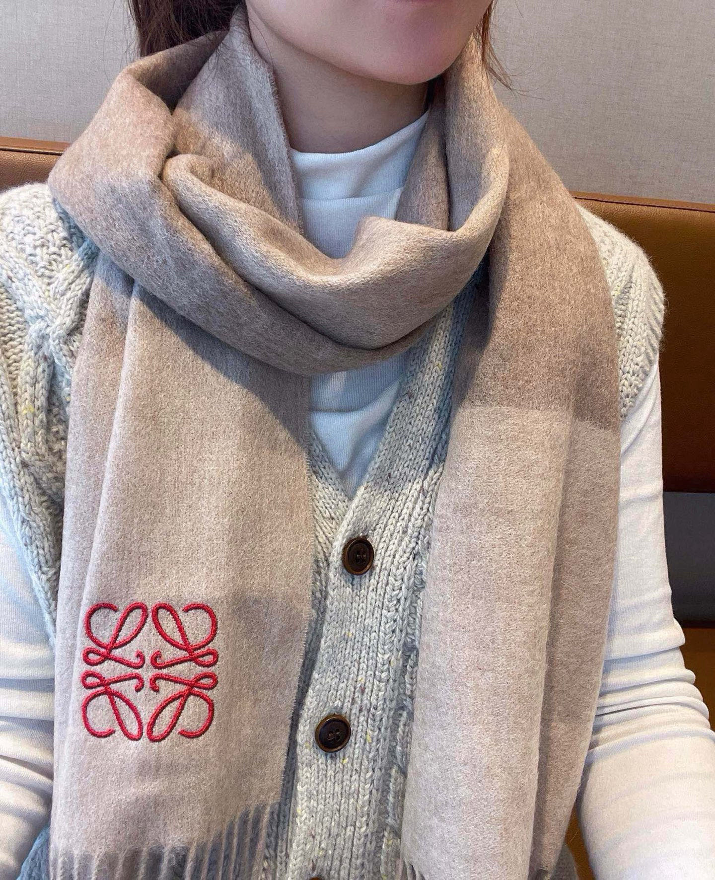 A CLASSIC MALE-FEMALE SCARF THAT CONTAINS 90% WOOL AND 10% WOOL IN WINTER