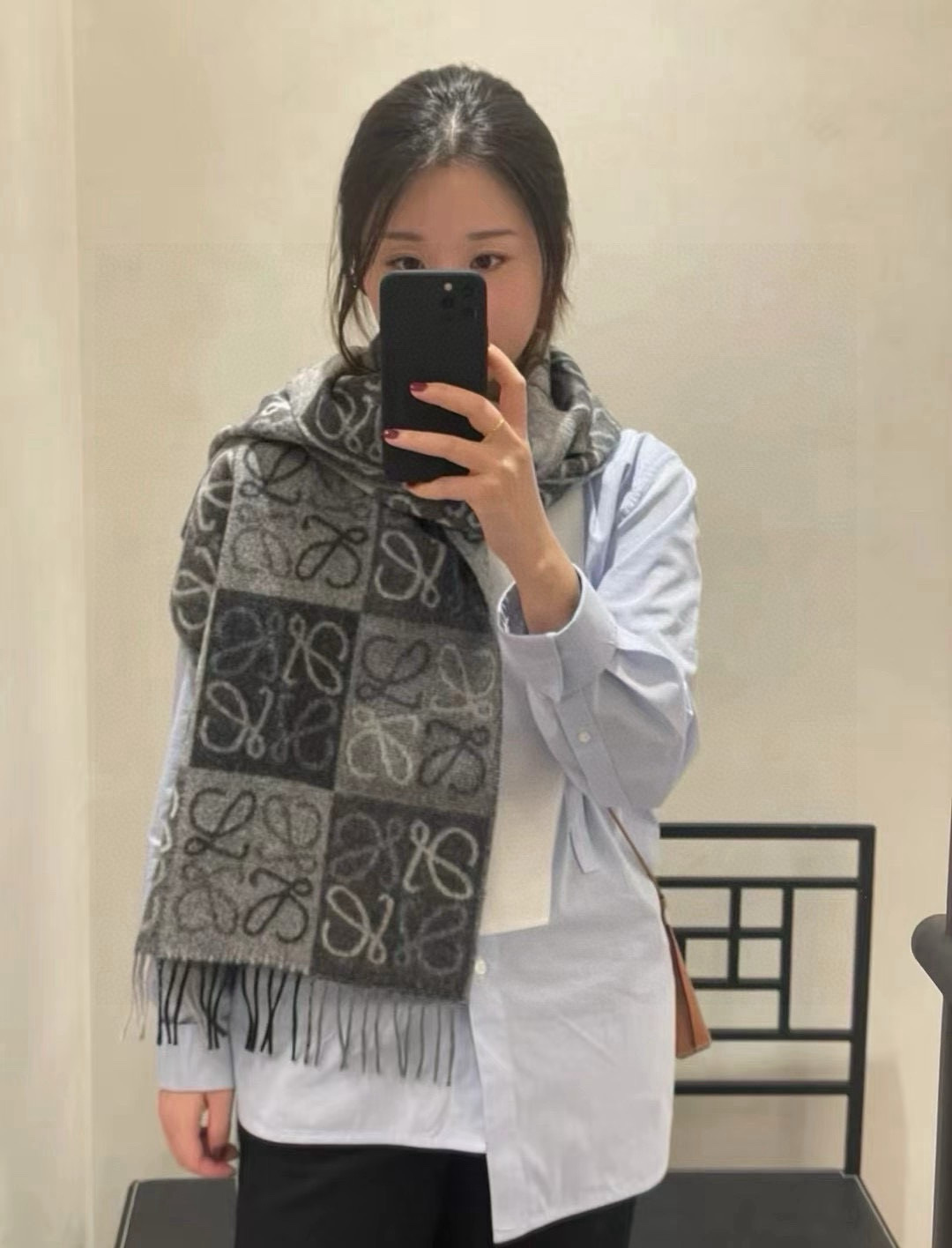 NO:188973,High-end Loewe · Loewe [two-color chessboard long scarf] I am very lucky to get things from this brand. It is really rare. I rarely make orders in China. There are really few styles. Poor Loewe, as a top luxury brand in Spain, adheres to tradition, skills, enthusiasm, and exudes a unique Spanish aristocratic atmosphere! This model is a custom window model for Barcelona counters! The overall composition of the scarf is the most classic LOGO style design of their brand. Specifications are 40x200cm, 90 wool cashmere high-version scarf, high-version scarf, loewe, loewe19860909高版Loewe · 罗意威【双色棋盘格长巾】很幸運拿到這個品牌的東西,真的不多見,很少在國內做訂單,款式真的少的可怜羅意威作為西班牙的頂尖奢侈品牌,秉承傳統,技藝,熱誠,散髮獨特的西班牙貴族氣息！本款為巴塞羅納專櫃的櫥窗定制款！围巾整体构图为他们品牌最经典的LOGO风格设计.规格40x200cm,90羊毛羊绒高版本围巾,高版本围巾,loewe,loewe,scarf