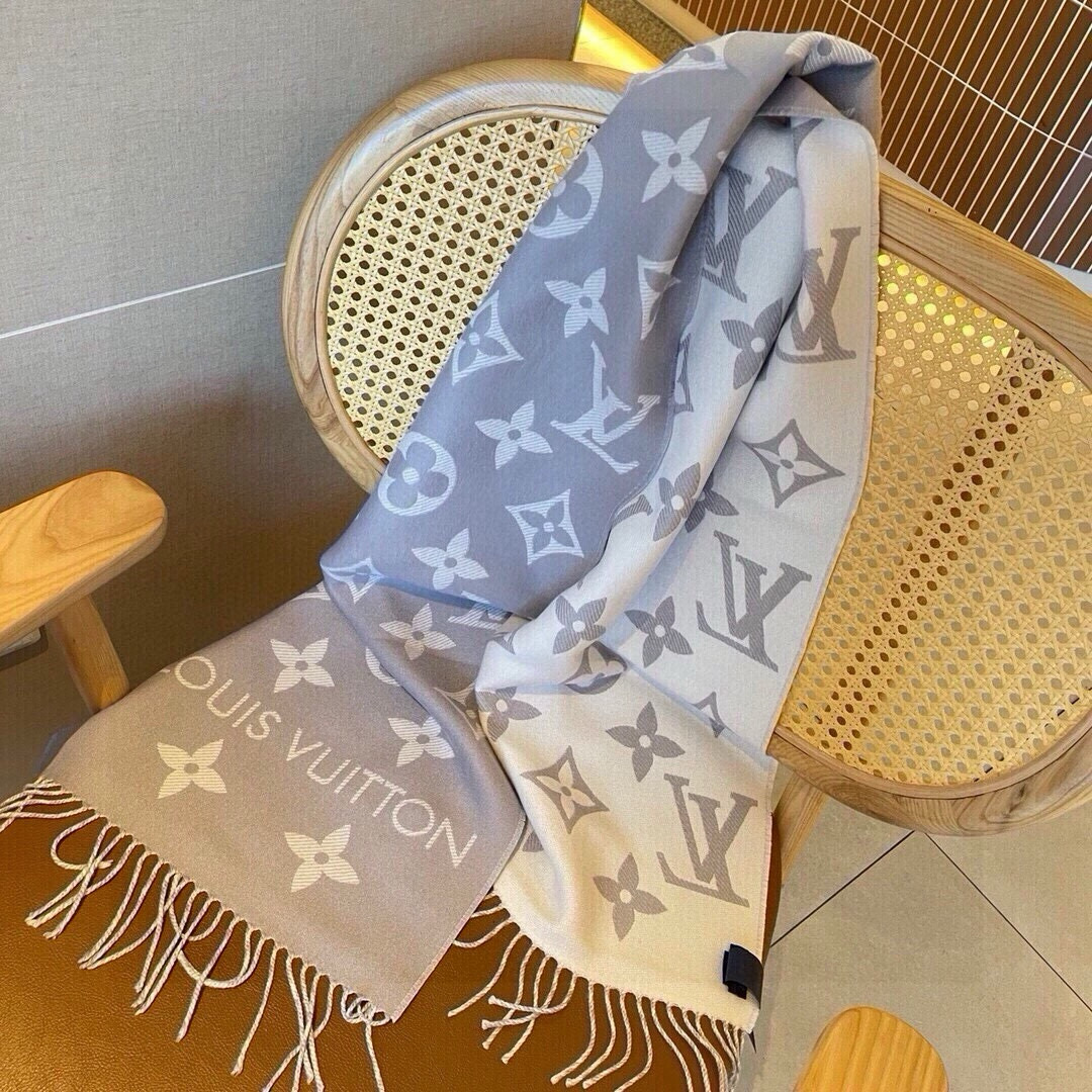 🆕驴家热度最高的嫩粉拼白围巾本款LVEssential围巾聚焦大元素，以Monogram图案和路易威登标