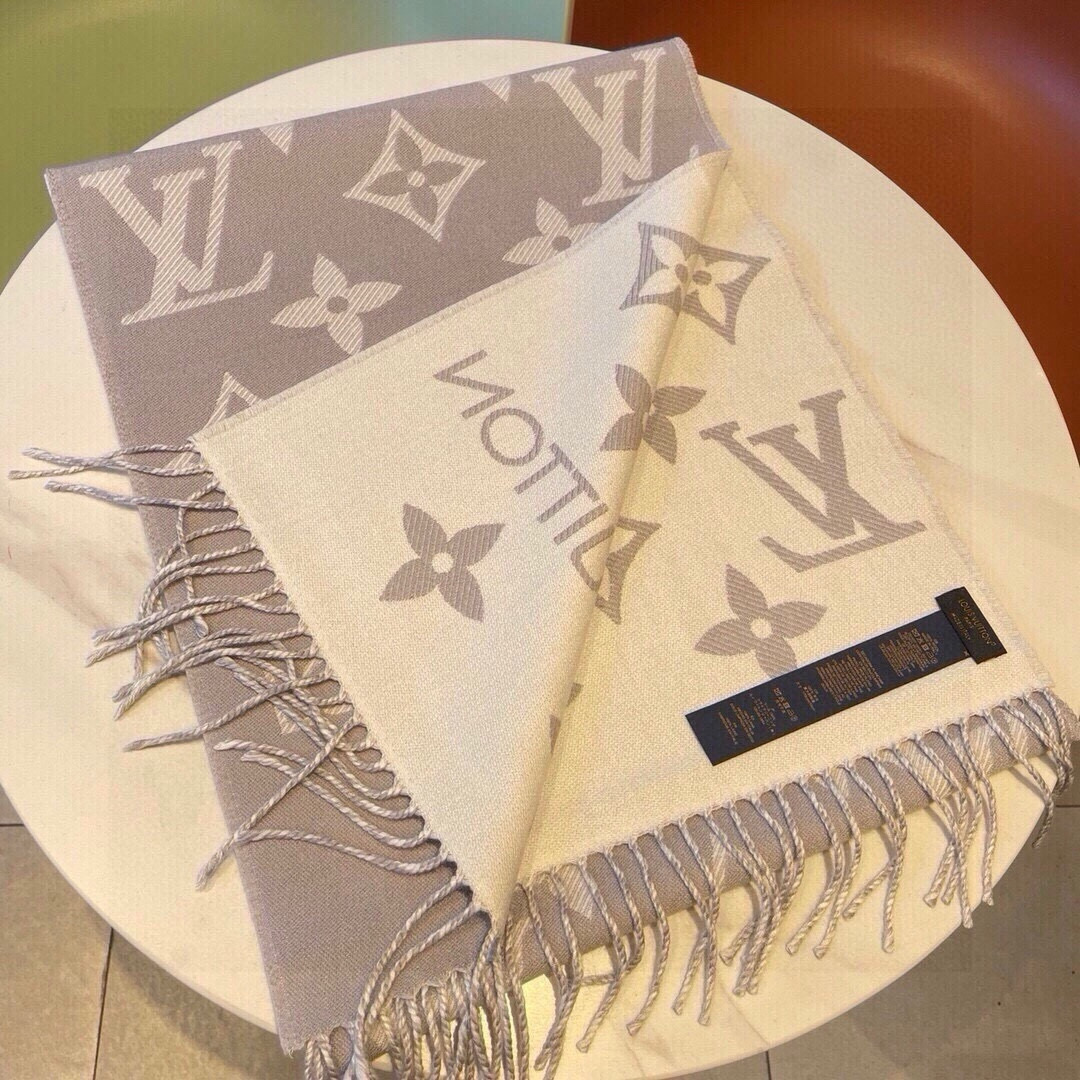 🆕驴家热度最高的嫩粉拼白围巾本款LVEssential围巾聚焦大元素，以Monogram图案和路易威登标