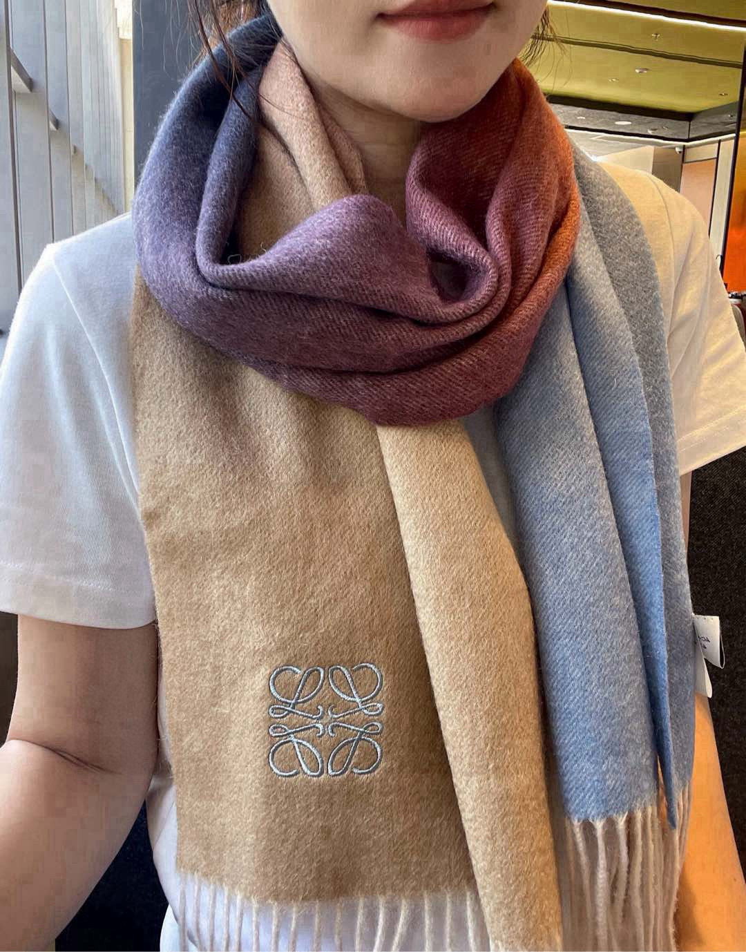 🆕 【▪Loewe · 罗意威渐变围巾，精致的温柔配色，超级迷恋❗️气质低调恬静又不失优雅❗️】重点推荐