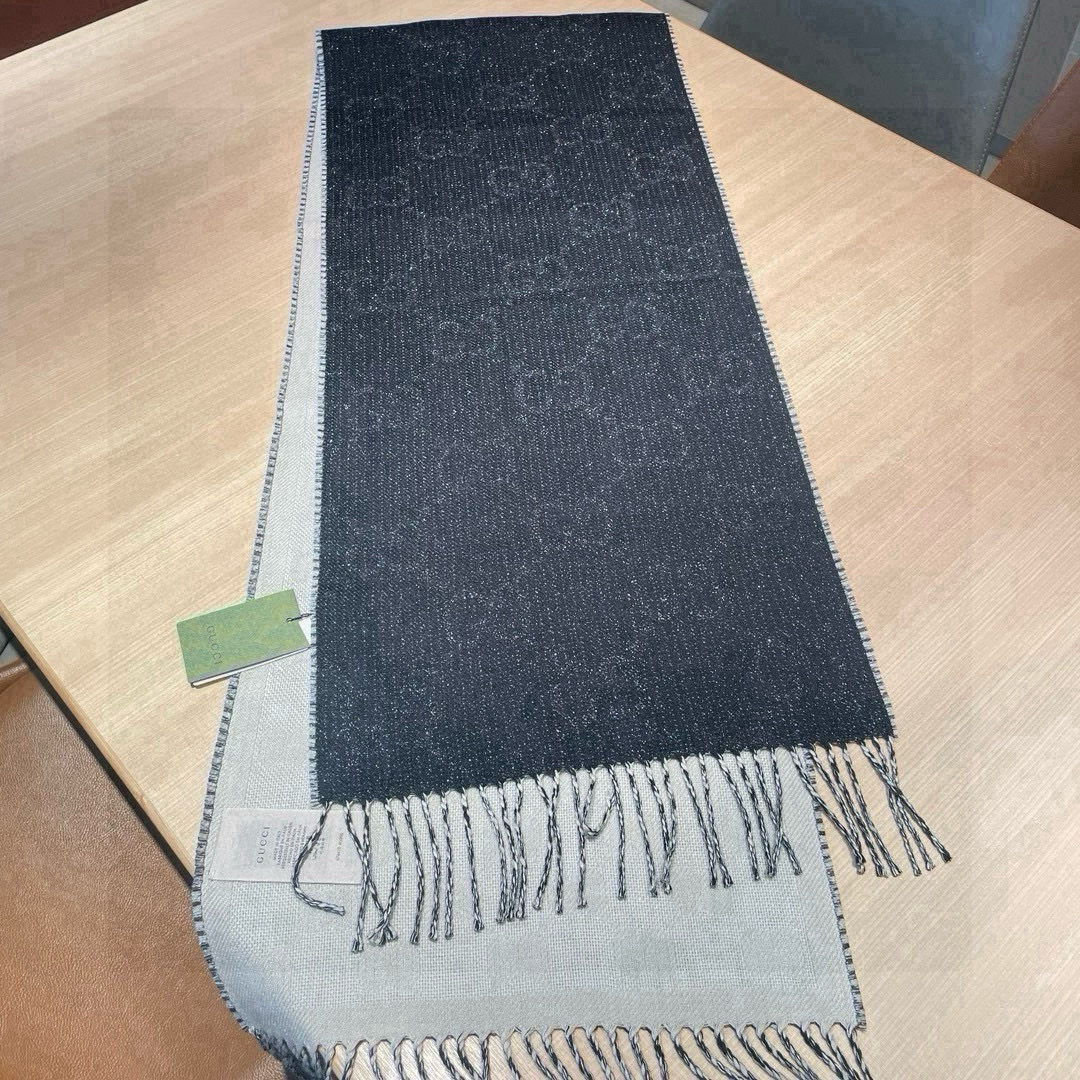 “GG Brand’s Elegant Black and White Wool Scarf with Signature Pattern” - 图片 5