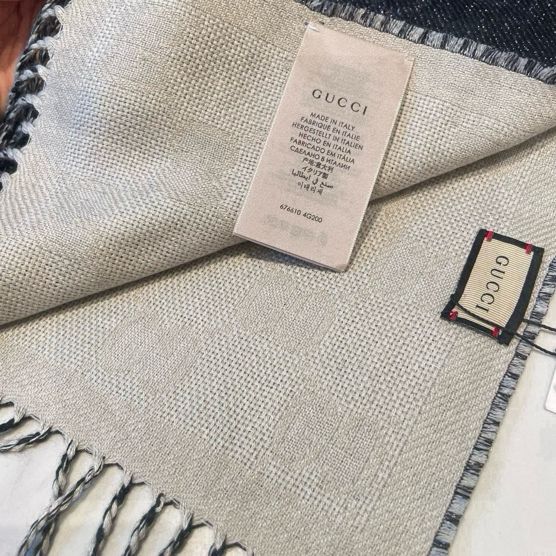 “GG Brand’s Elegant Black and White Wool Scarf with Signature Pattern” - 图片 4