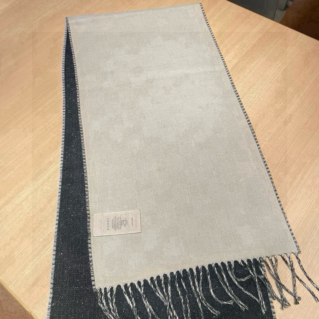“GG Brand’s Elegant Black and White Wool Scarf with Signature Pattern” - 图片 8