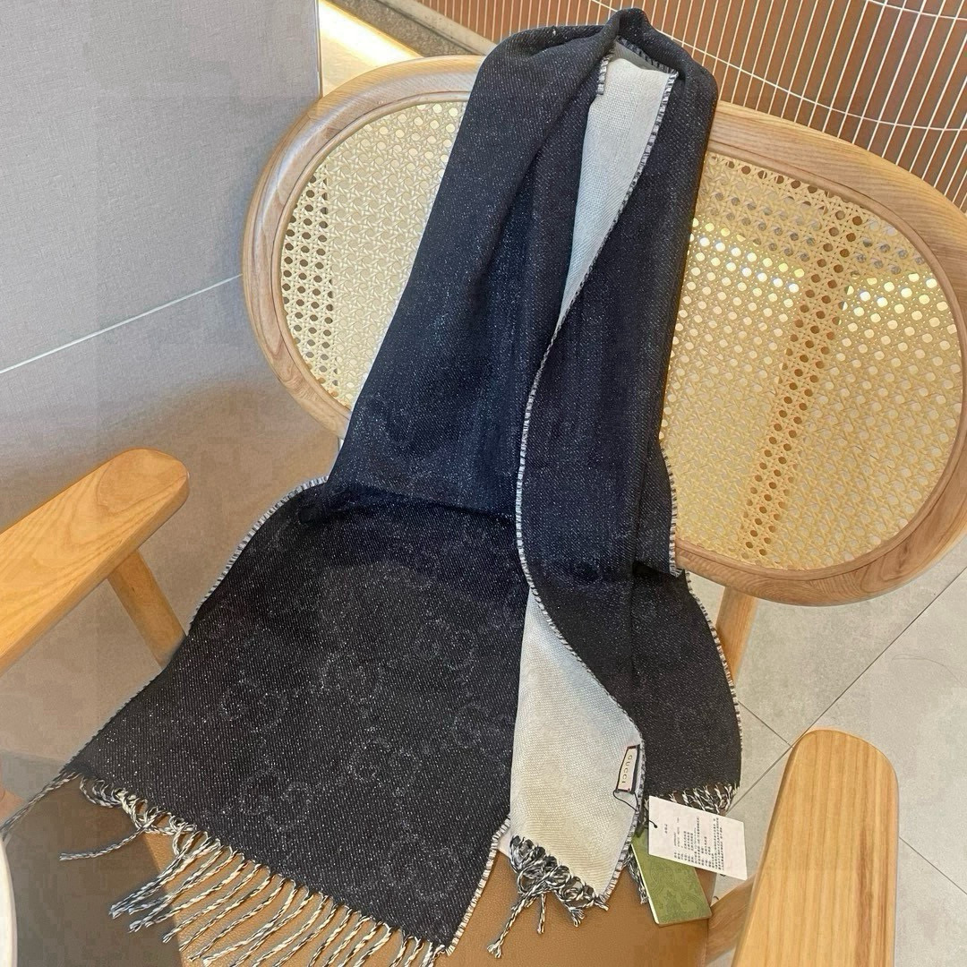 “GG Brand’s Elegant Black and White Wool Scarf with Signature Pattern” - 图片 7