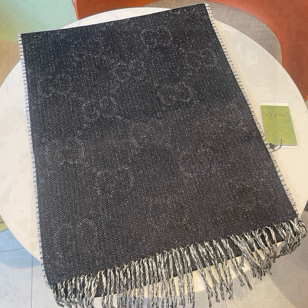 “GG Brand’s Elegant Black and White Wool Scarf with Signature Pattern” - 图片 3