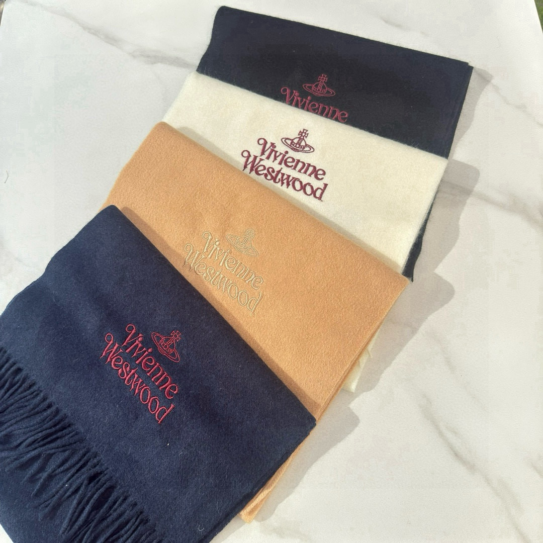 “Vivienne Westwood: New Collection Features Luxury Items and Accessories” - 图片 2