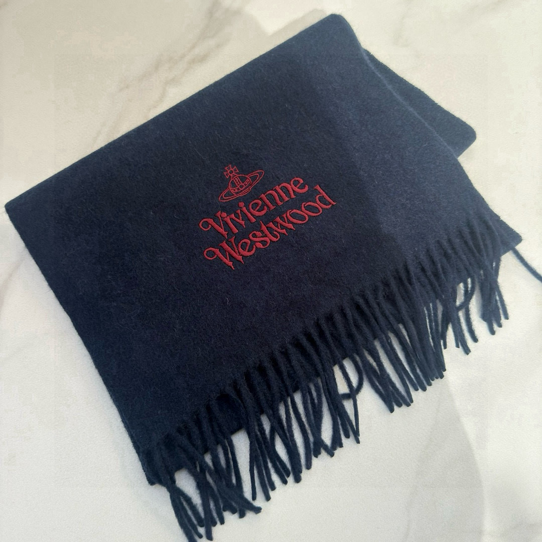 “Vivienne Westwood: New Collection Features Luxury Items and Accessories” - 图片 7